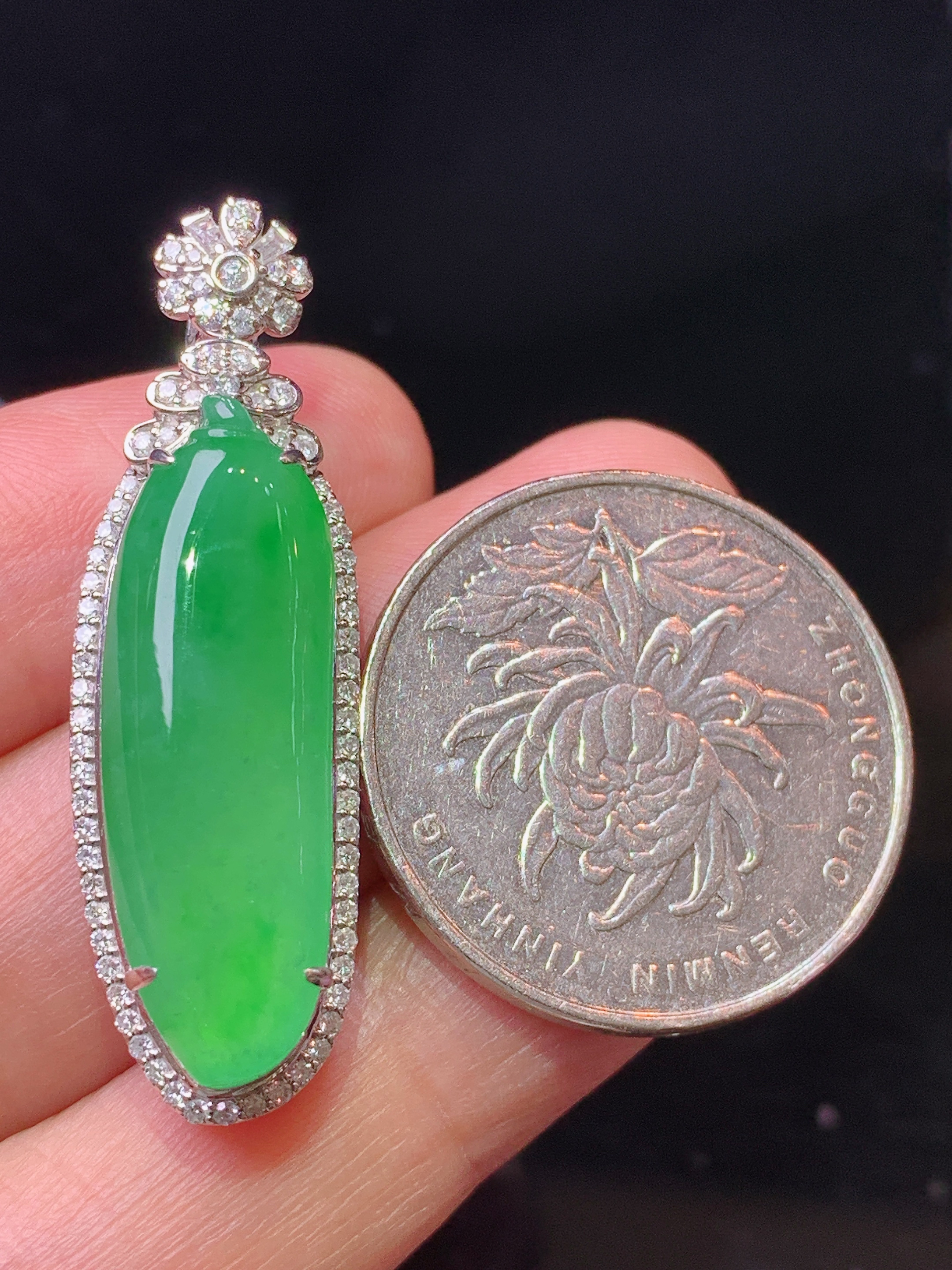 18k金钻镶嵌满绿福瓜吊坠 玉质细腻 色泽艳丽清新 水润亮眼 整体尺寸38.8*12*9L2