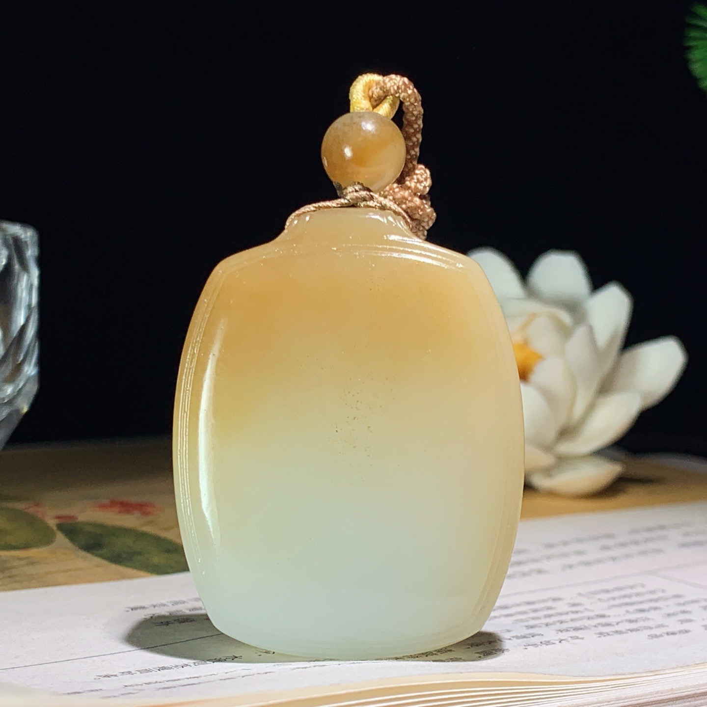 新疆和田玉且末糖平安无事牌挂件 尺寸50/39/12重54.5克 玉质细腻油润 底色纯净 脂粉好，品