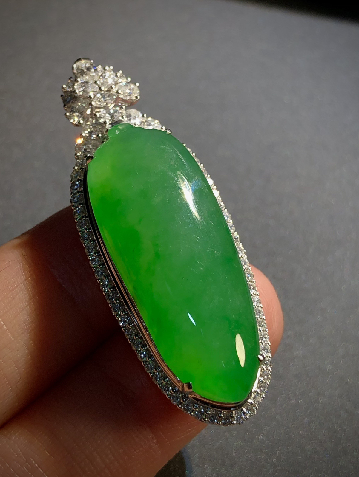 私人专拍#绿福瓜，裸石34.2-13.6-6mm，
整体47.2-17.2-12.5mm。