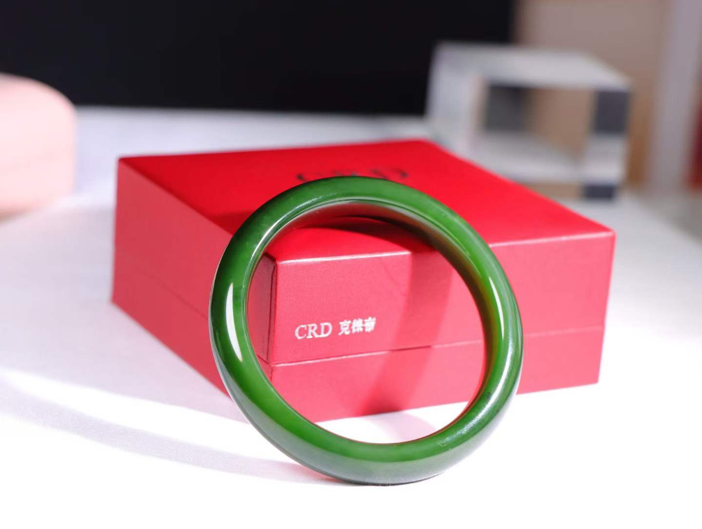 【腕间柔情】

信誉第一品质保证️和田玉碧玉菠菜绿手镯，俄料七号矿 红皮老料，玉质温润细腻 油性十