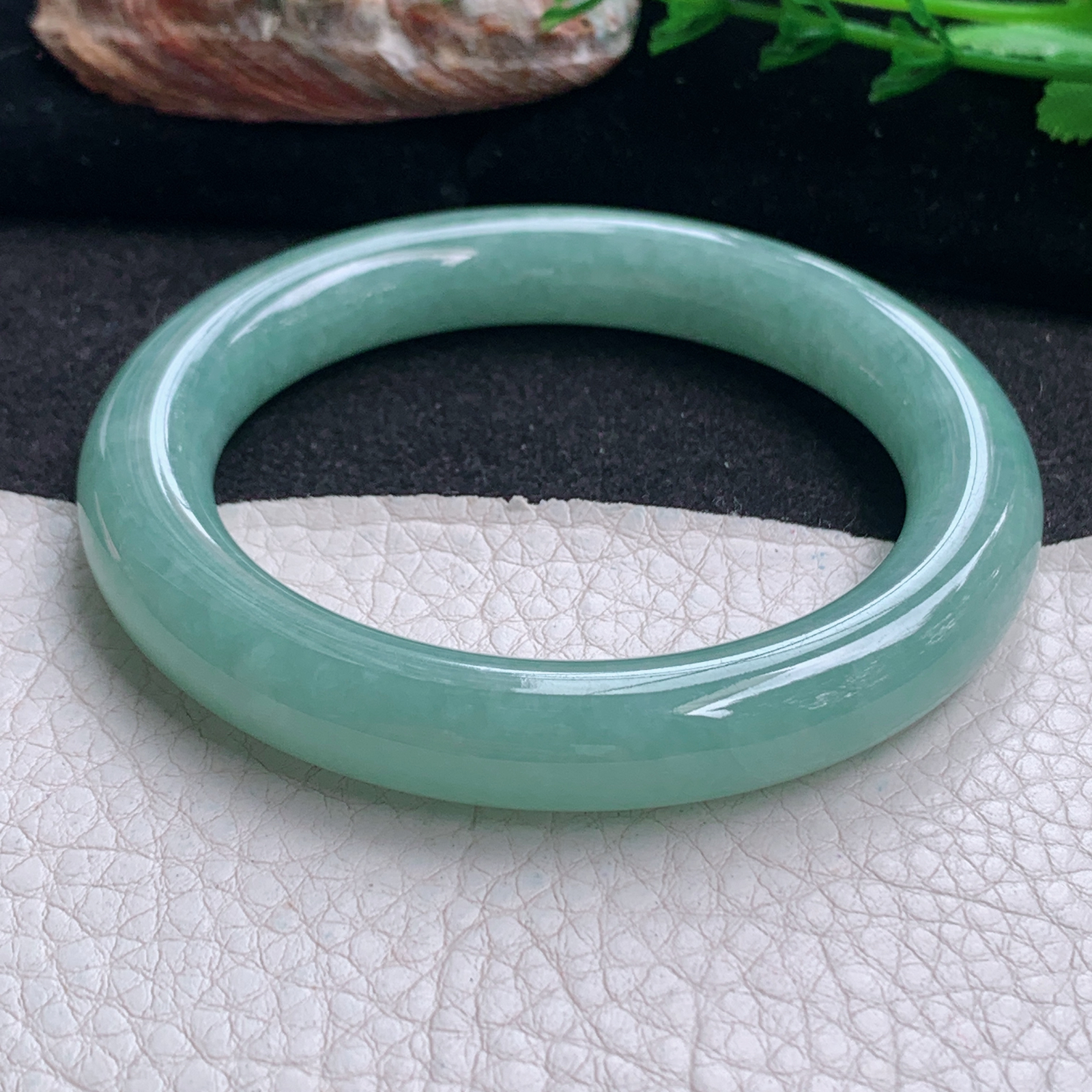 js实拍55*10.5美人镯 天然缅甸翡翠a货手镯清秀满绿圆条玉镯子