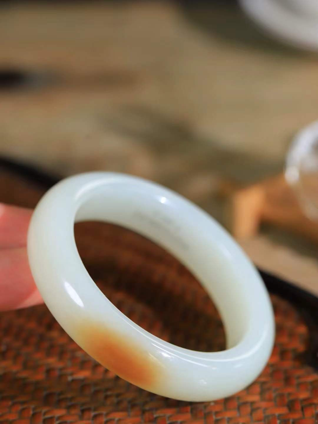 （温柔雅致.手镯）

精品和田玉糖白玉手镯。镯型饱满，温润细腻，脂润沁香。️执一卷书，沏一盏茶，着一袭裙，戴一只镯。淡淡浅笺，素心若兰，静赏玉中诗画。悠悠岁月，芊手轻摘，盛满诗样芳华。重60.5克   尺寸52-14-9mm    FDA-3240700