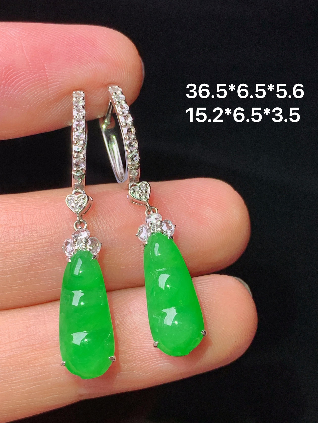 18k金钻镶嵌满绿四季豆耳坠 玉质细腻 色泽艳丽清新 水润亮眼 整体尺寸36.5*6.5*5.6c2