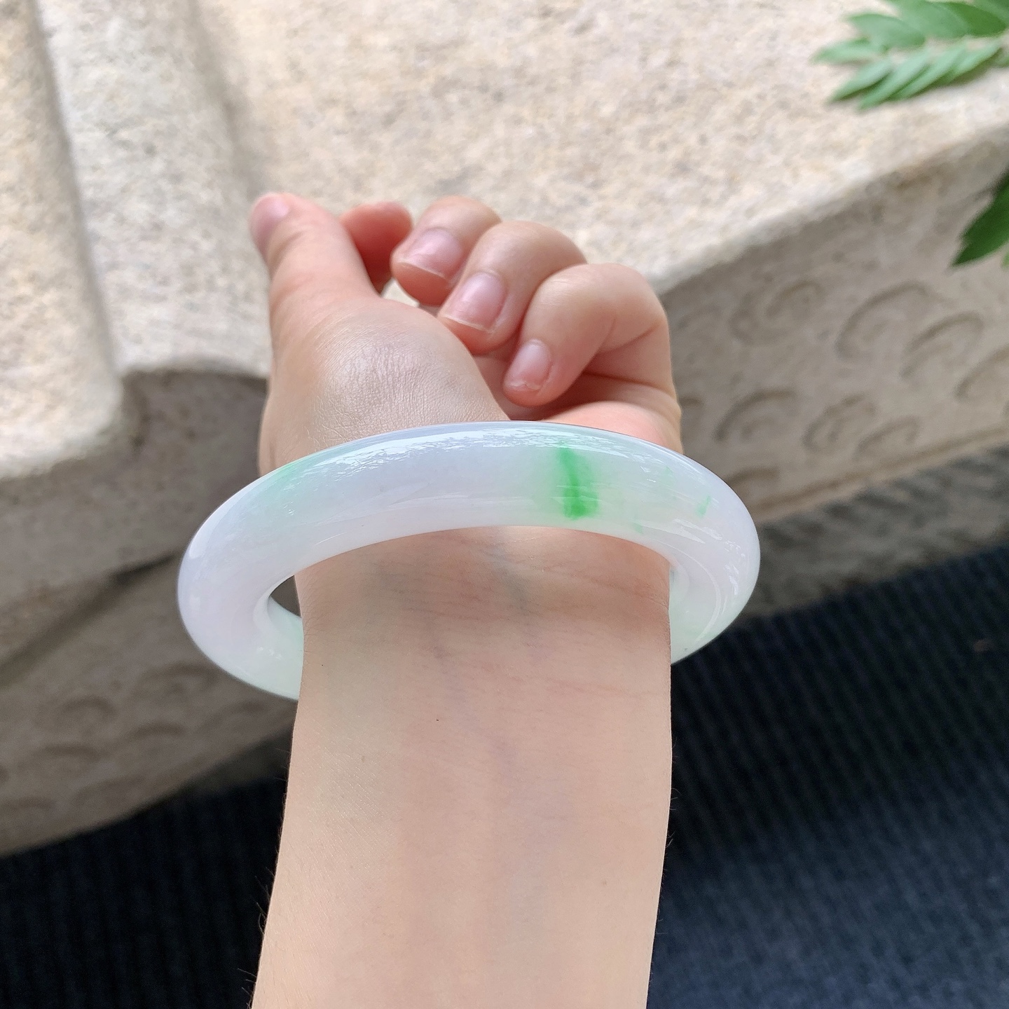 圆条59 60【圈口】60.2/12.3/12.5【编码】BA040907【描述】细糯飘绿，水润，种老，细腻，有纹线