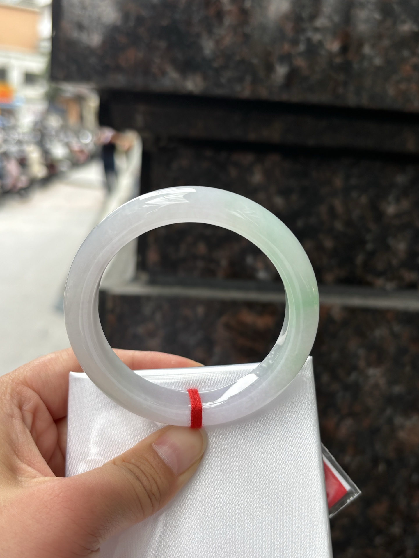 春彩正圈 55.6-11.3-9 0408-N376-2 打灯多处棉纹，底妆干净细腻，阳绿花色碰上梦幻般的春，像是融化了的春天，所有的美好交织在一起，让人心生宁静而淡淡的欢喜