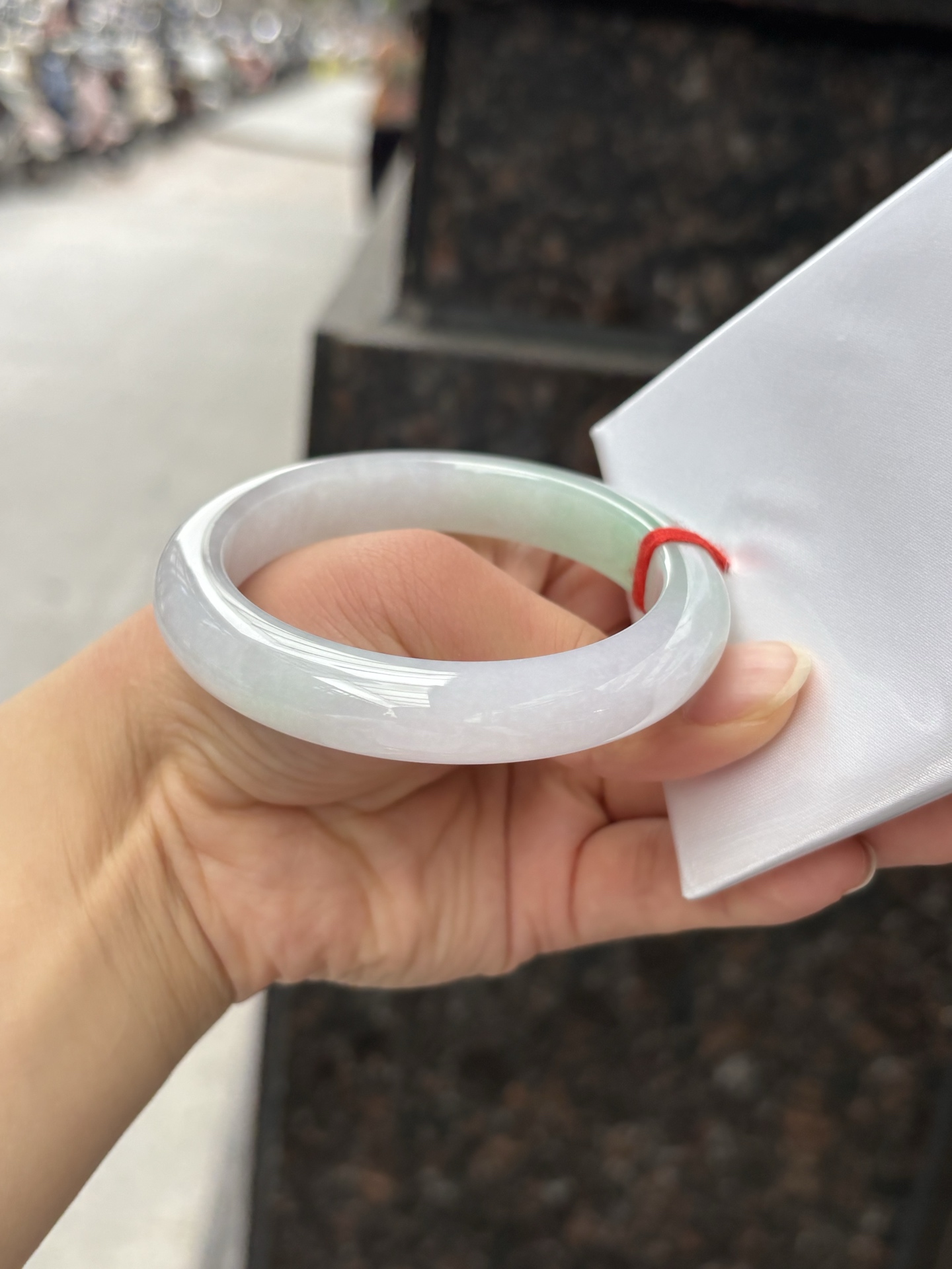 春彩正圈 55.6-11.3-9 0408-N376-2 打灯多处棉纹，底妆干净细腻，阳绿花色碰上梦幻般的春，像是融化了的春天，所有的美好交织在一起，让人心生宁静而淡淡的欢喜