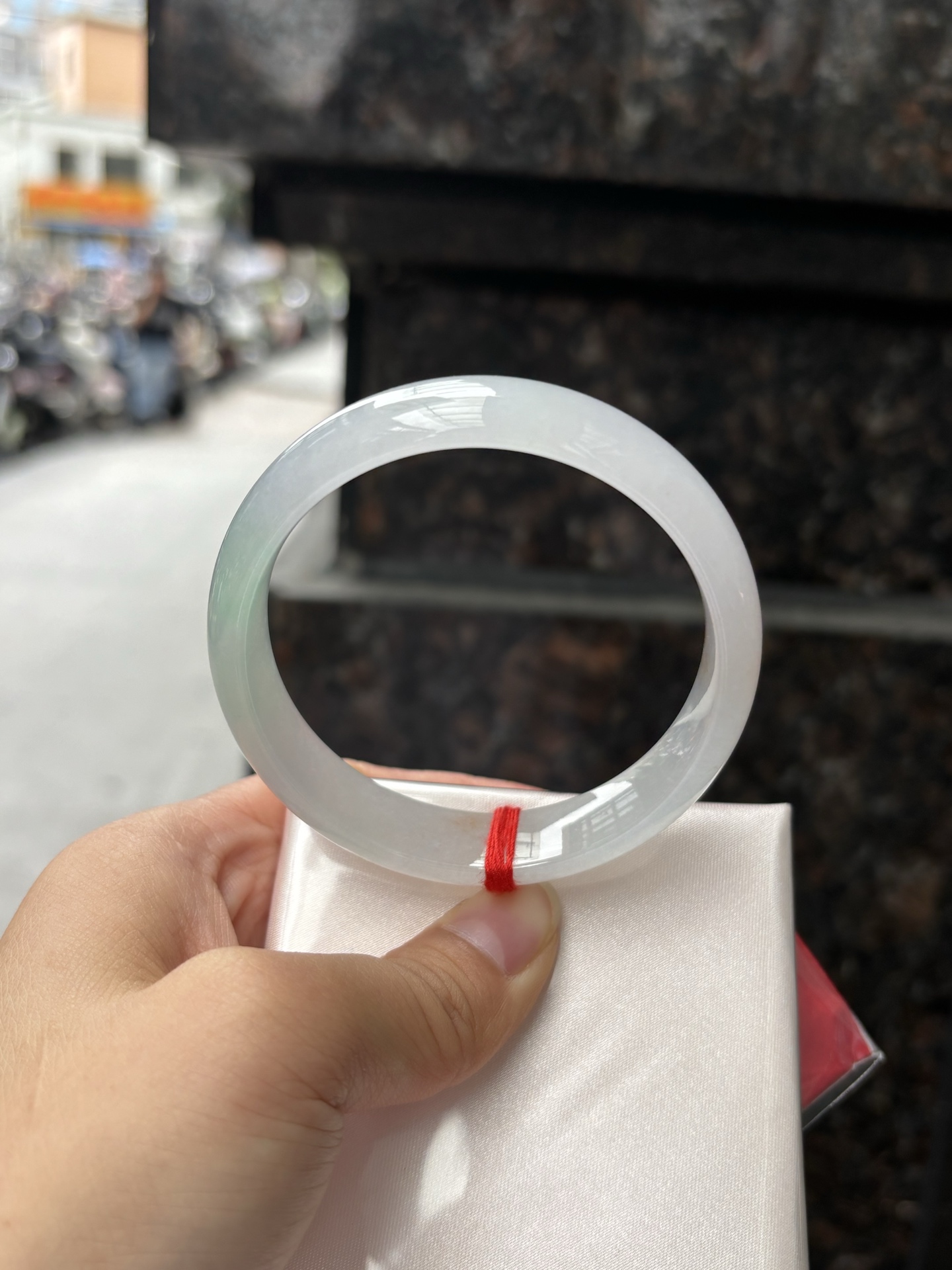 三彩宽版正圈 57.7-14.2-7 0408-N379 ，底妆冰润，春彩洒金，有三彩特色，仿佛彩虹般的色彩，绚丽梦幻，气质清新淡雅，上手靓丽大方。