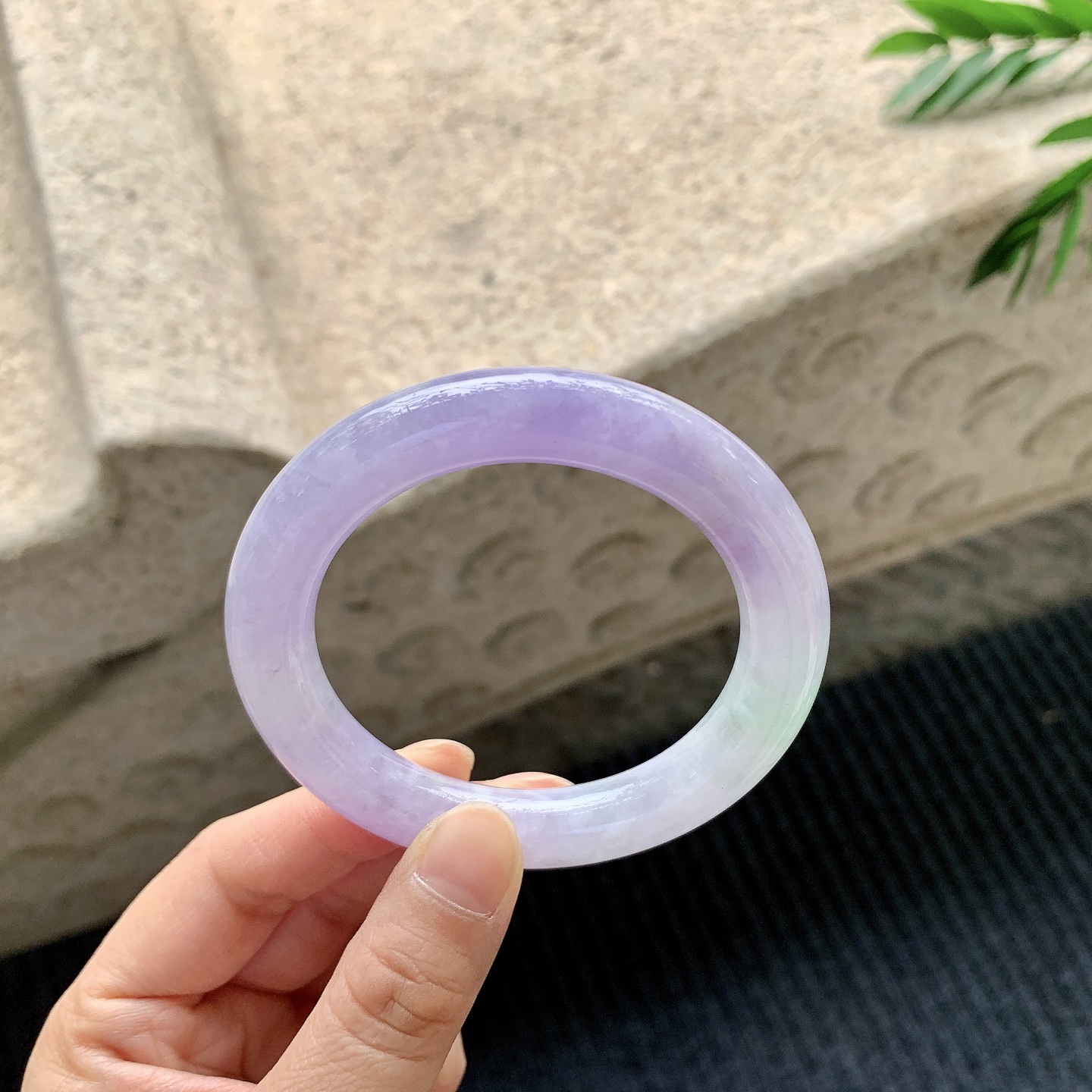 圆条51 52【圈口】52.8/10.3/10.6【编码】BA040908【描述】艳紫飘绿，水润，种老，细腻，有纹线