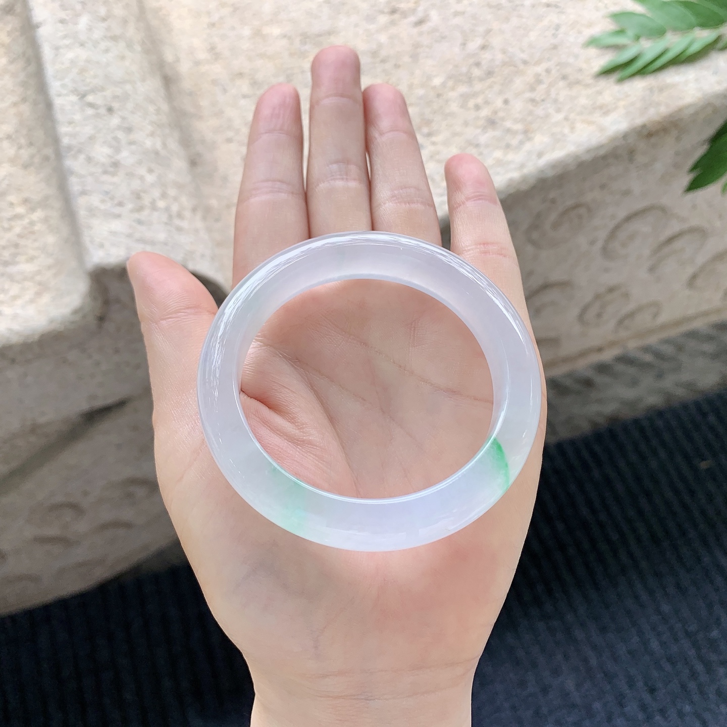 正圈53 54 【圈口】53.5/11.7/8.6 【编码】X040937 【描述】冰飘绿，水润，种老，细腻，打灯有棉纹线