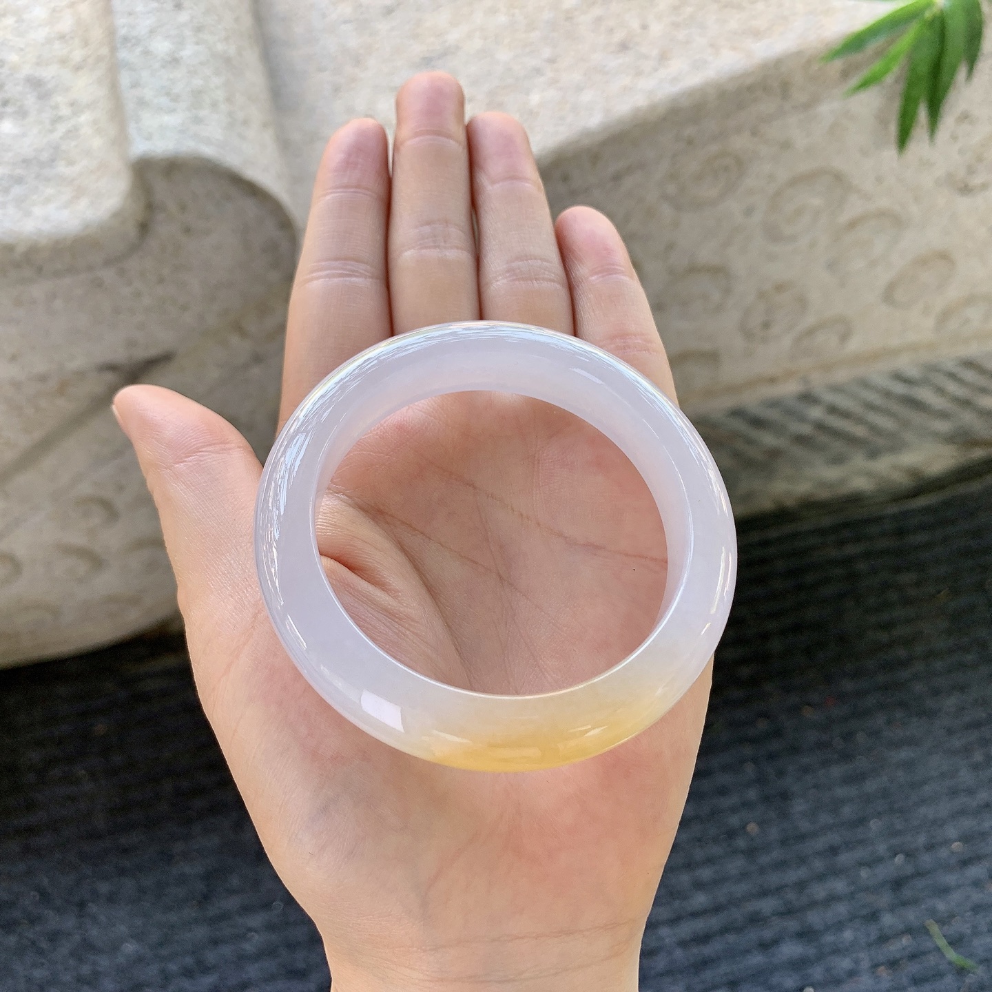 正圈52 53【圈口】53.2/12.3/8.7【】【编码】A1041073【描述】冰糯粉紫飘黄翡，水润，种老，细腻，无纹裂