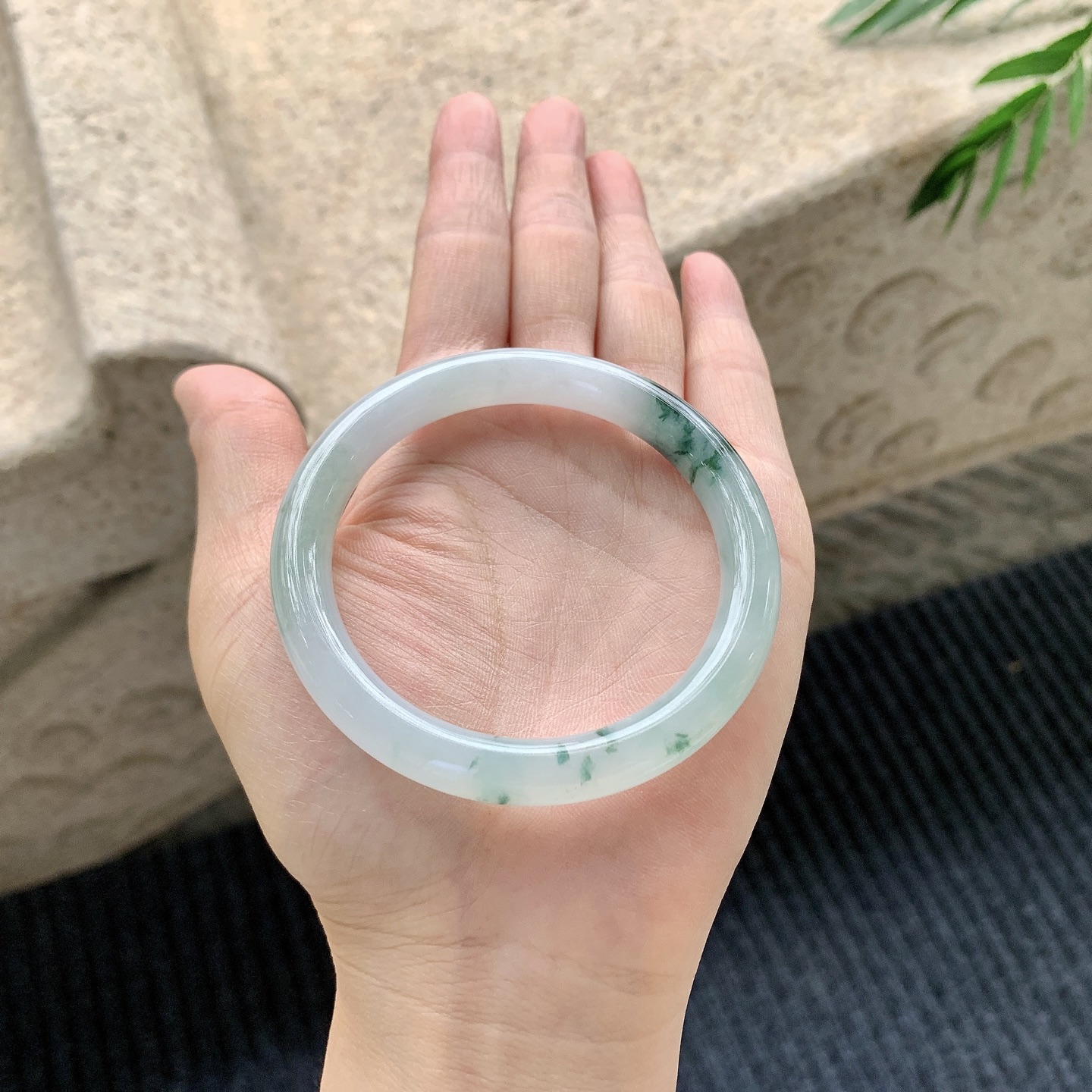 圆条53 54【圈口】54.4/8.6/8.2【编码】GL040994【描述】糯冰飘花，水润，种老，细腻，打灯有棉絮线