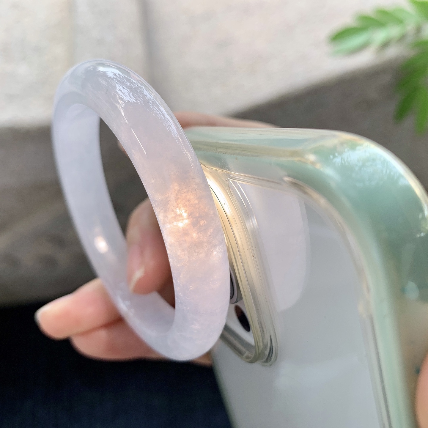 贵妃52 53 【圈口】53.5/47/10.3/8.2 【编码】BA031277 【描述】糯冰底色，水润，种老，细腻，打灯有絮线