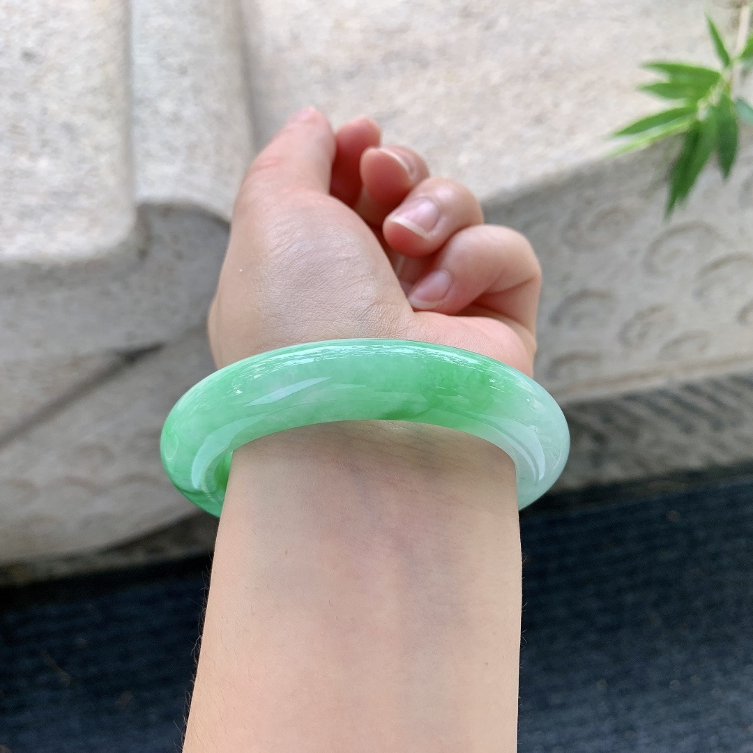 正圈54 55【圈口】55/12/10【编码】YT031568【描述】阳绿，水润，种老，细腻，无纹裂