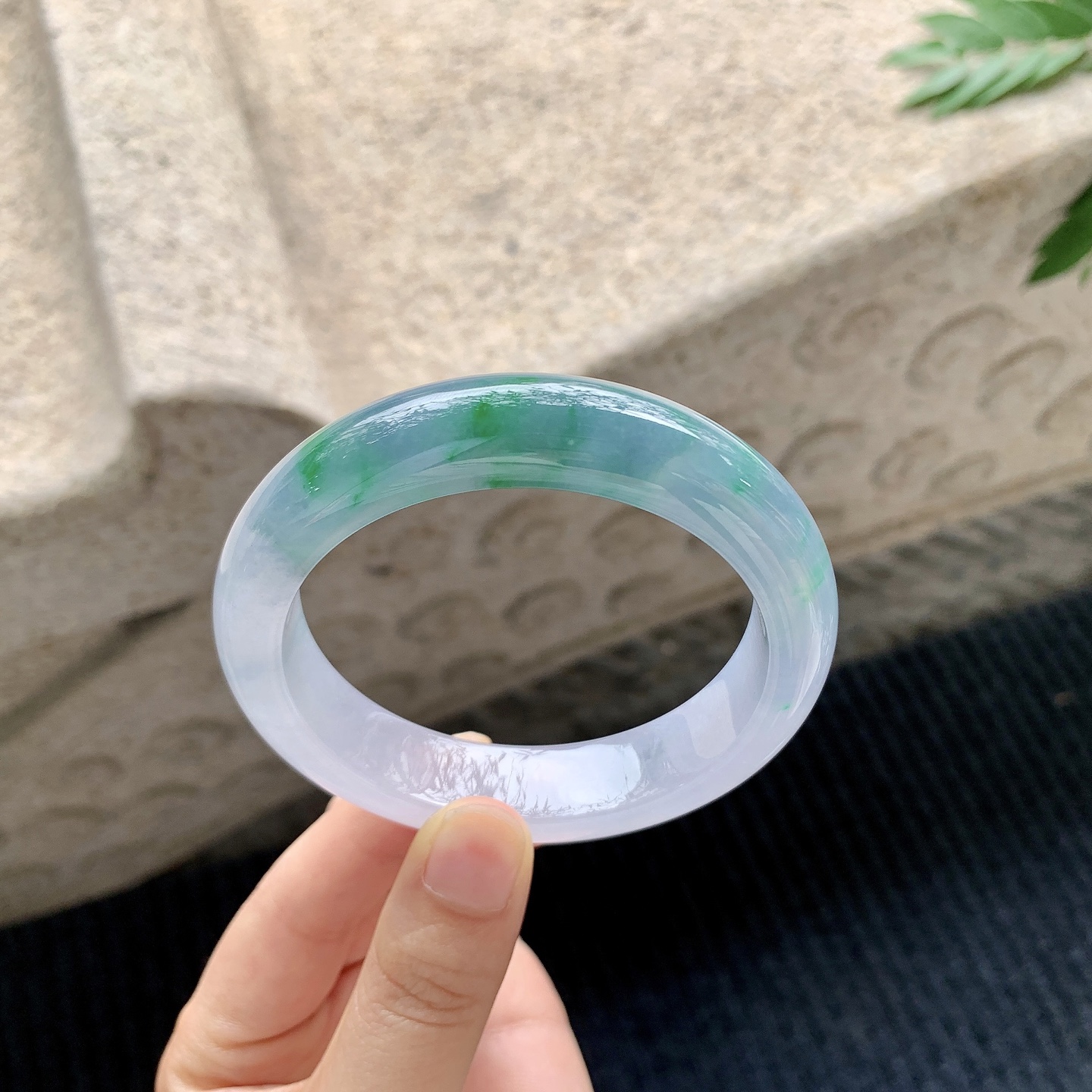 正圈57 58 【圈口】58.5/13.6/9.3 【编码】N2040929 【描述】糯冰椿彩，水润，种老，细腻，无纹裂