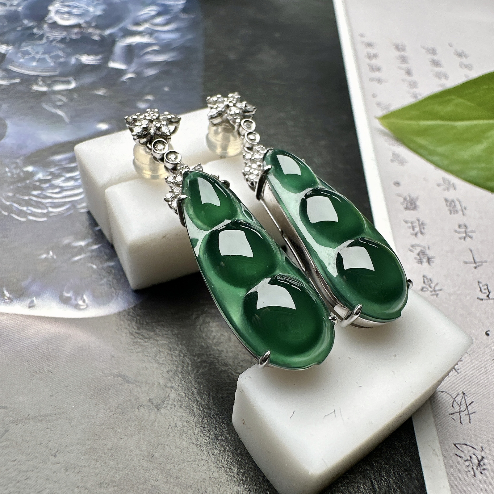 【冰种老蓝水福豆耳坠】种水上乘，纯净通透，收藏品质，18k金钻豪华镶嵌，裸石尺寸24*9*3.6毫米