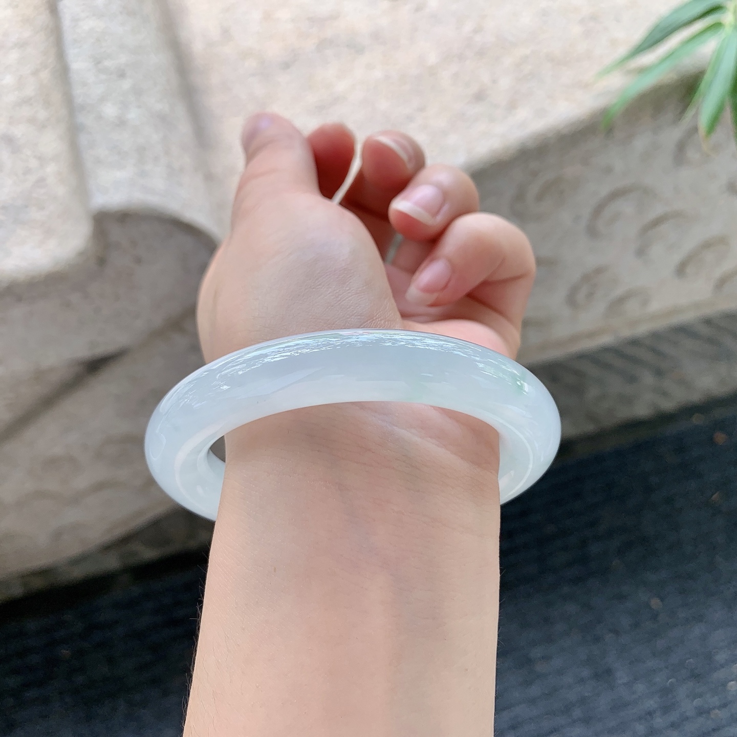 圆条54 55【圈口】55.8/11.6/11.5【编码】DW012160【描述】糯冰底色飘绿，水润，种老，细腻，无纹裂