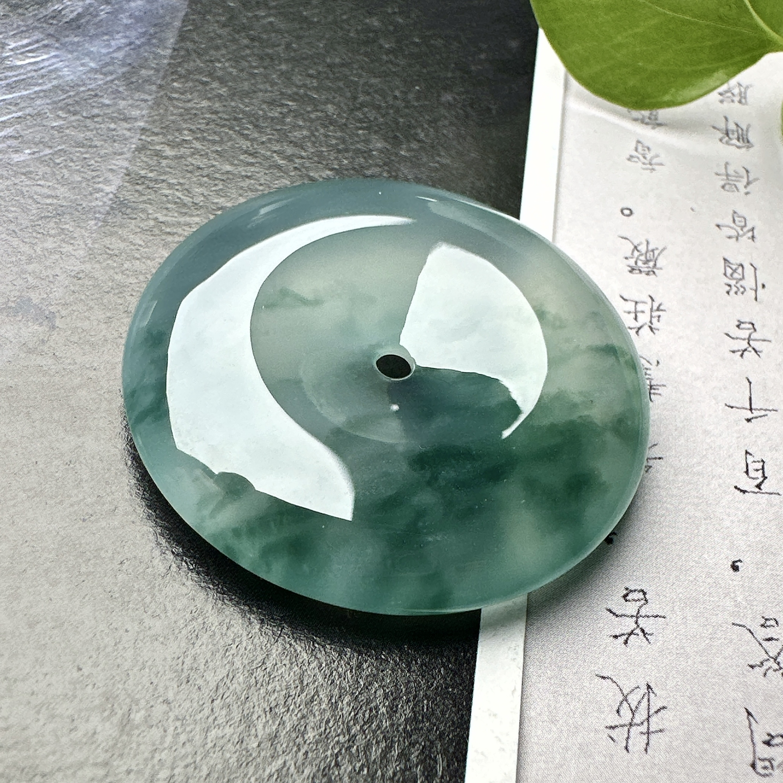 【冰种飘花平安扣】质地非常细腻干净，冰润十足，种老冰透，收藏品质