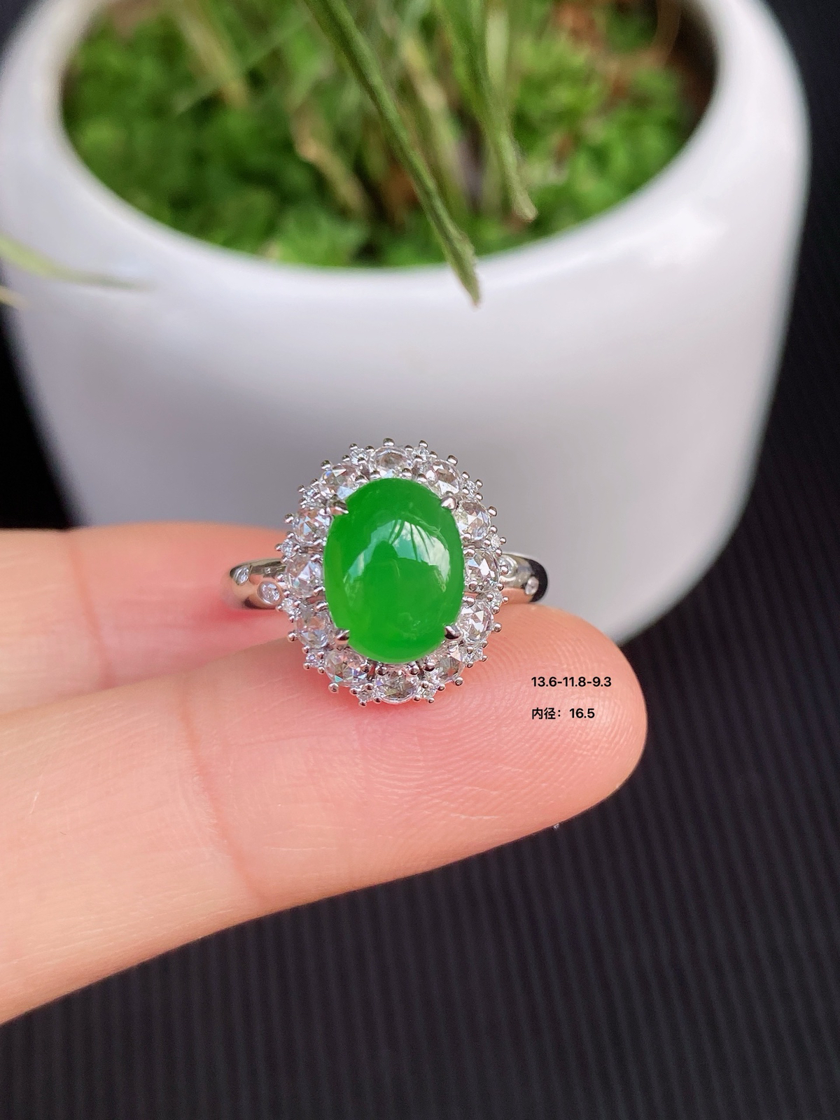 冰阳绿蛋面戒指椭圆蛋面，色泽正阳绿通透莹润，种水老，光泽感强18K金镶嵌，实物更美～