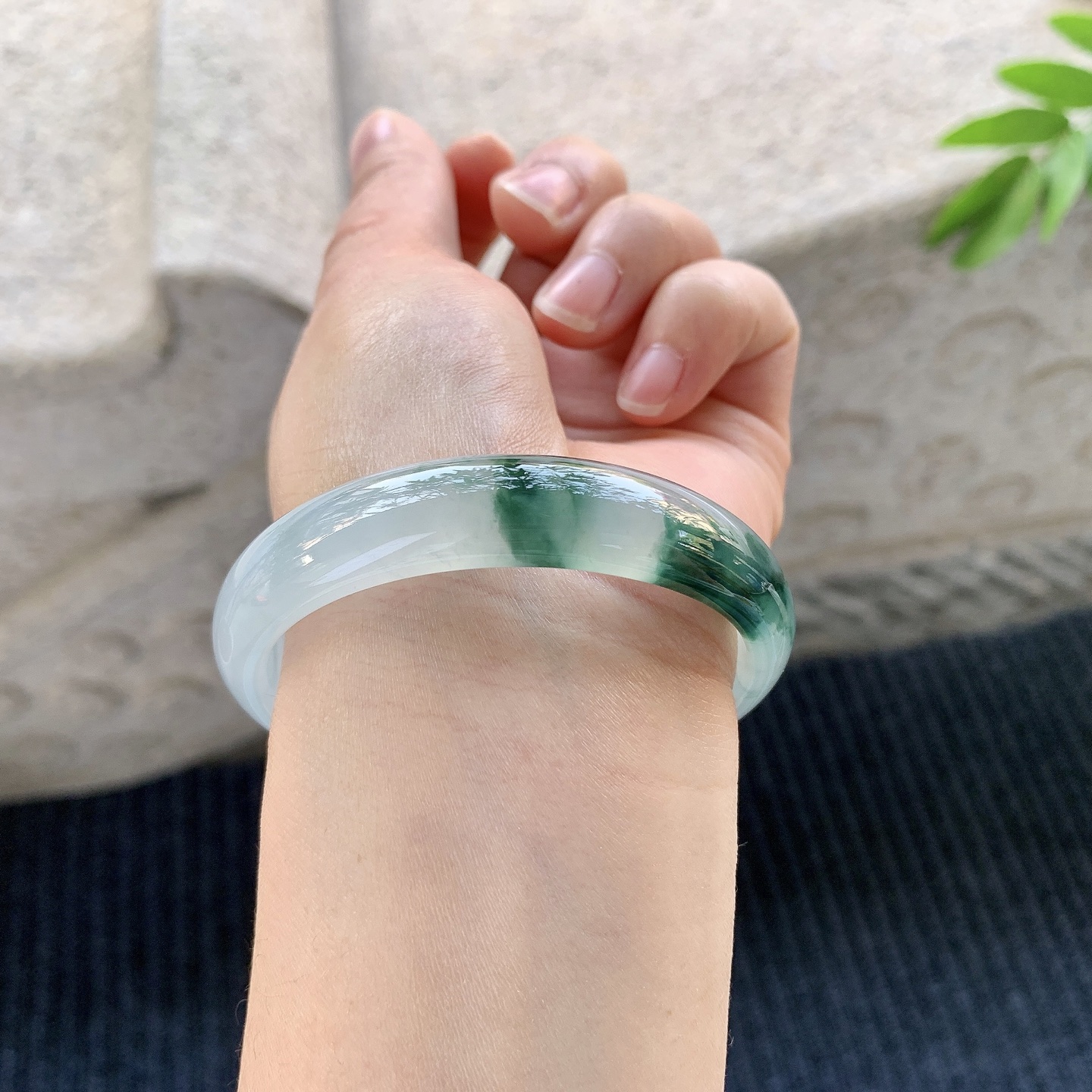 贵妃53 54【圈口】54.4/48.7/12/6.4【编码】A1012057【描述】冰糯飘花，水润，种老，细腻，打灯有絮线