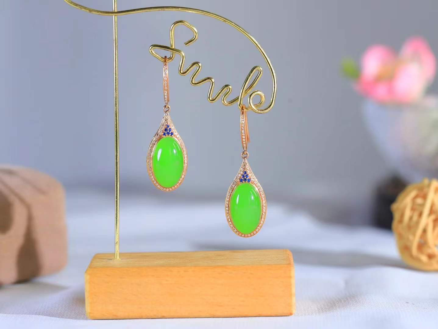 【金镶玉.耳坠】

精品和田玉碧玉镶嵌18k金.耳坠，金玉良缘 耳畔生辉，以和田温玉镌刻东方雅韵，