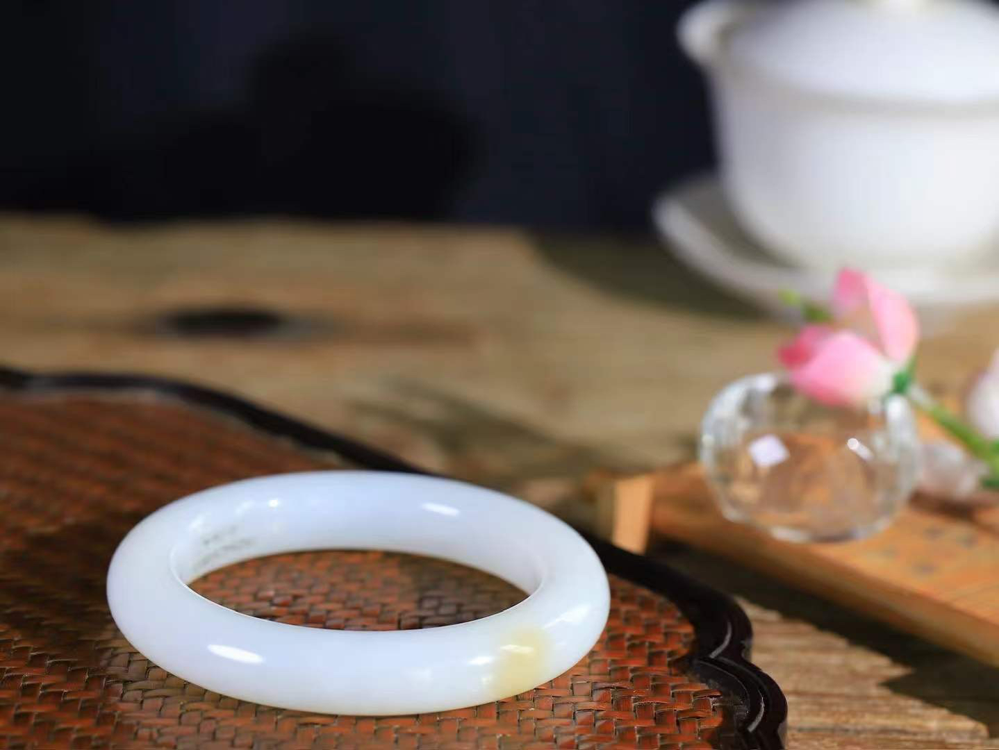 （一见倾心.手镯）

精品和田玉手镯，玉质温润细腻 油性十足 手感舒适，高华雅逸，线条流畅，简约大气