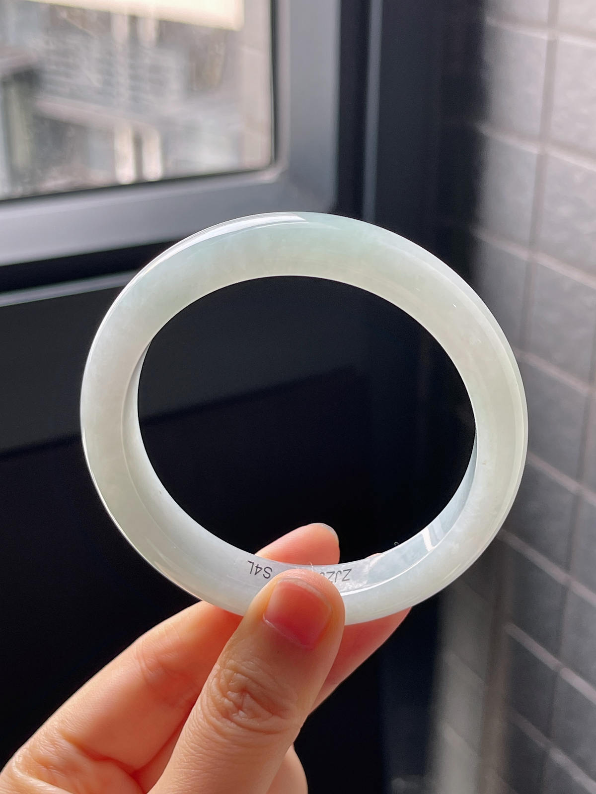 正圈58.3圈口，翡翠冰糯种淡绿色手镯