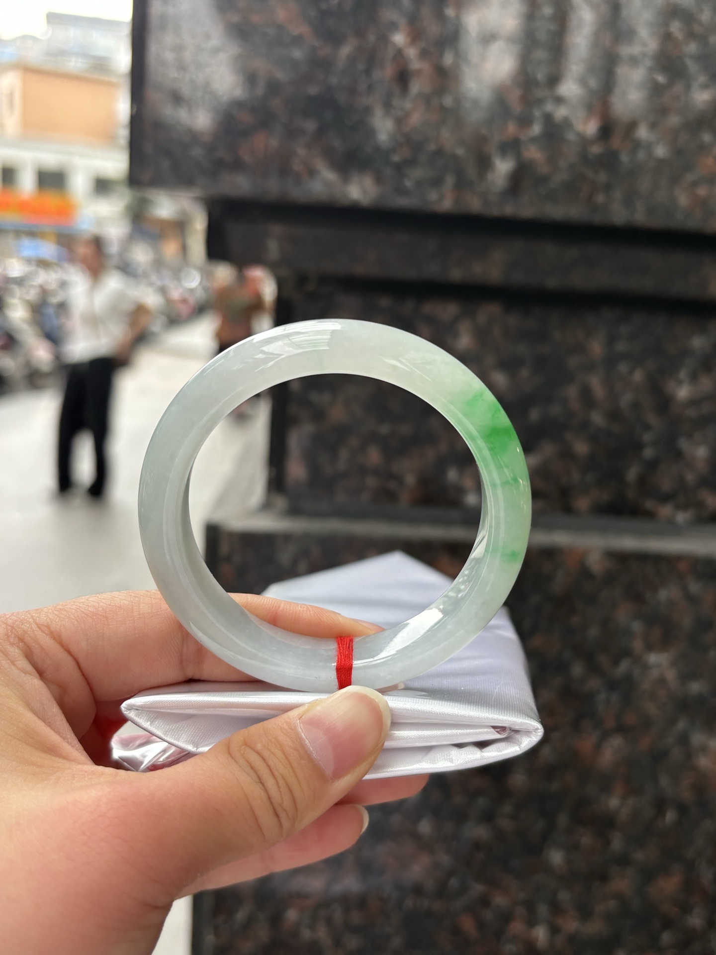 飘阳绿正圈 55-12.1-8.5 0408-N376-1 打灯细纹不影响，阳绿花色泽鲜艳，底妆白净细腻，佩戴亮眼鲜艳又贵气。