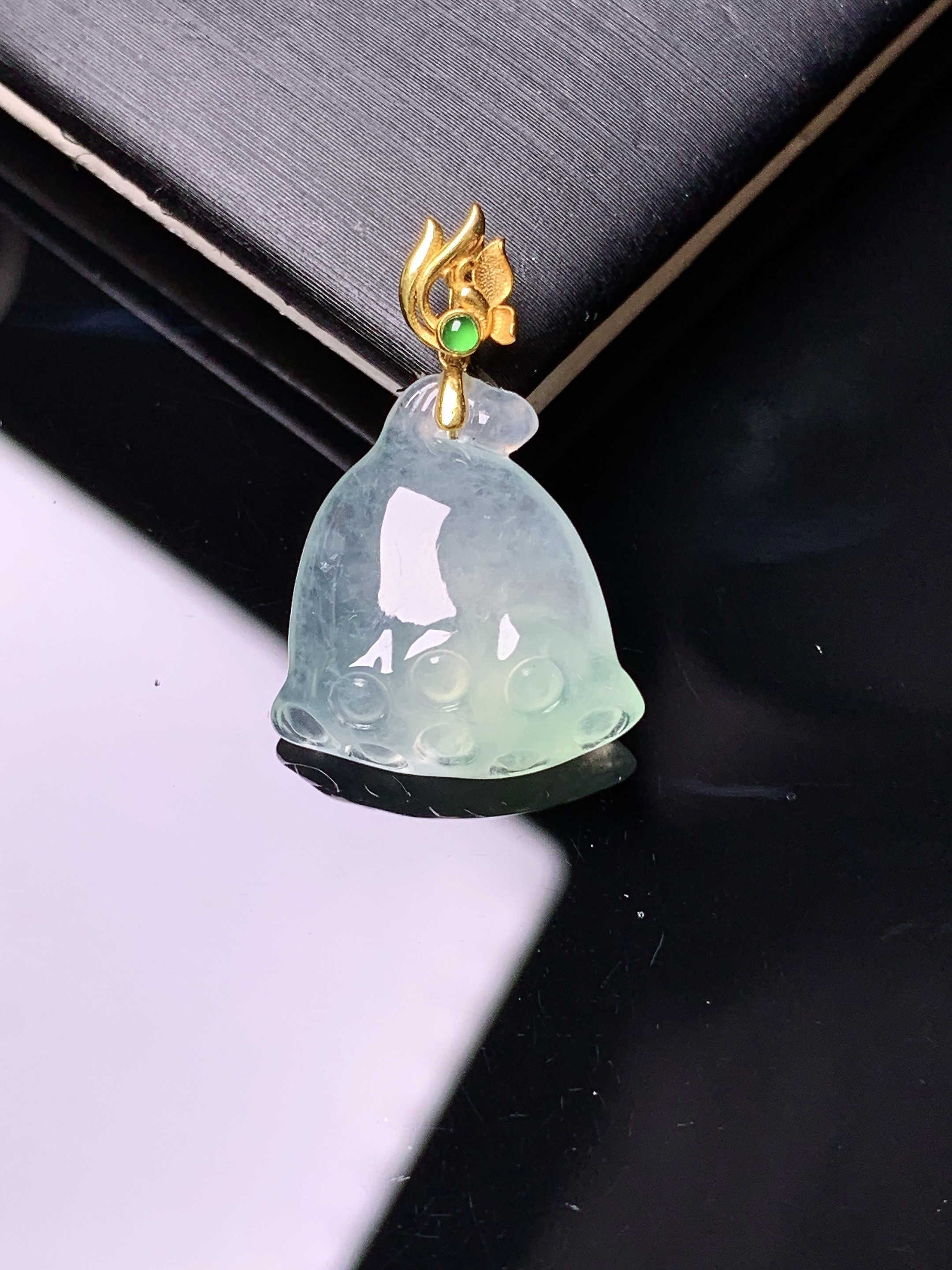 18k金镶嵌冰种莲蓬吊坠 玉质细腻 色泽艳丽清新 水润亮眼 整体尺寸23.8*15.6*6c5