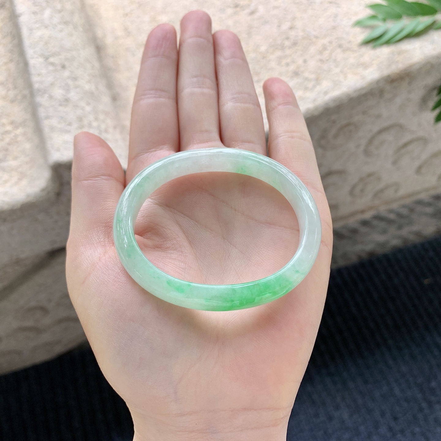 贵妃51 52【圈口】52.2/44/8.7/6.2【编码】GL040946【描述】糯冰种飘绿，水润