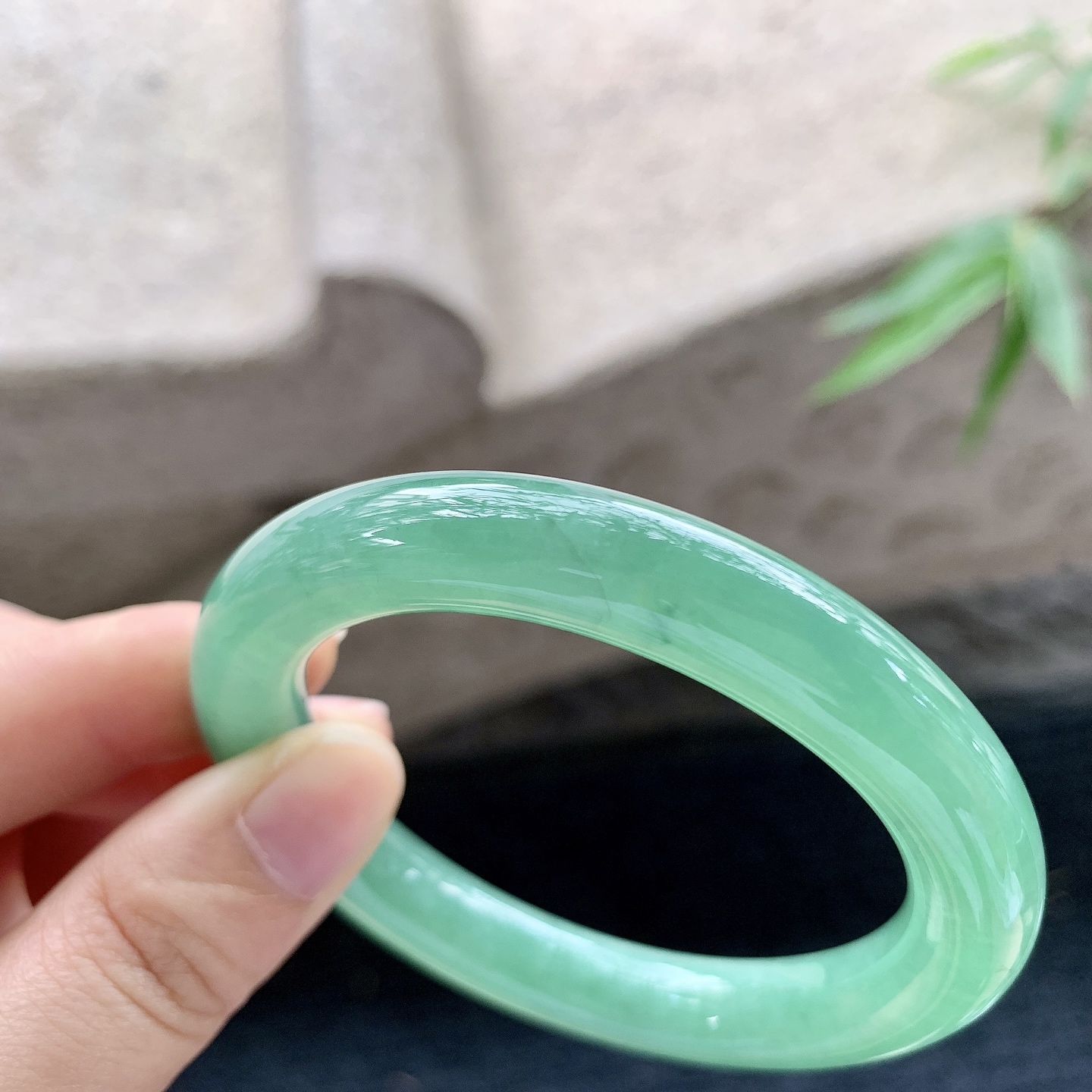 圆条51 52【圈口】52.8/9.8/9.7【编码】FL040367【描述】满绿，水润，种老，有纹线