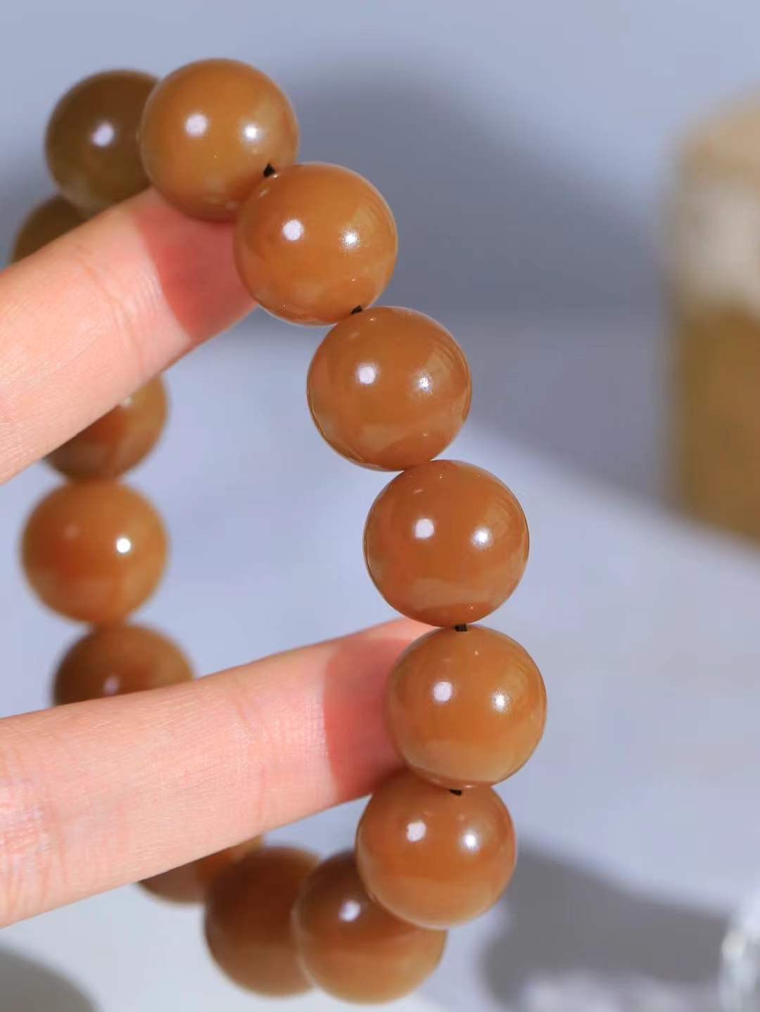 【珠圆玉润.手串】

收藏级臻品️和田玉糖玉珠圆玉润手串 玉质温润细腻  整串打磨圆润，佩戴舒适。珠珠落玉盘，间关莺语花底滑，一生美好时光，无论身在何处，都有它相伴相守。事事顺遂，幸福美满，吉祥如意。重87克 尺寸取一15.8mmFDT-1640813