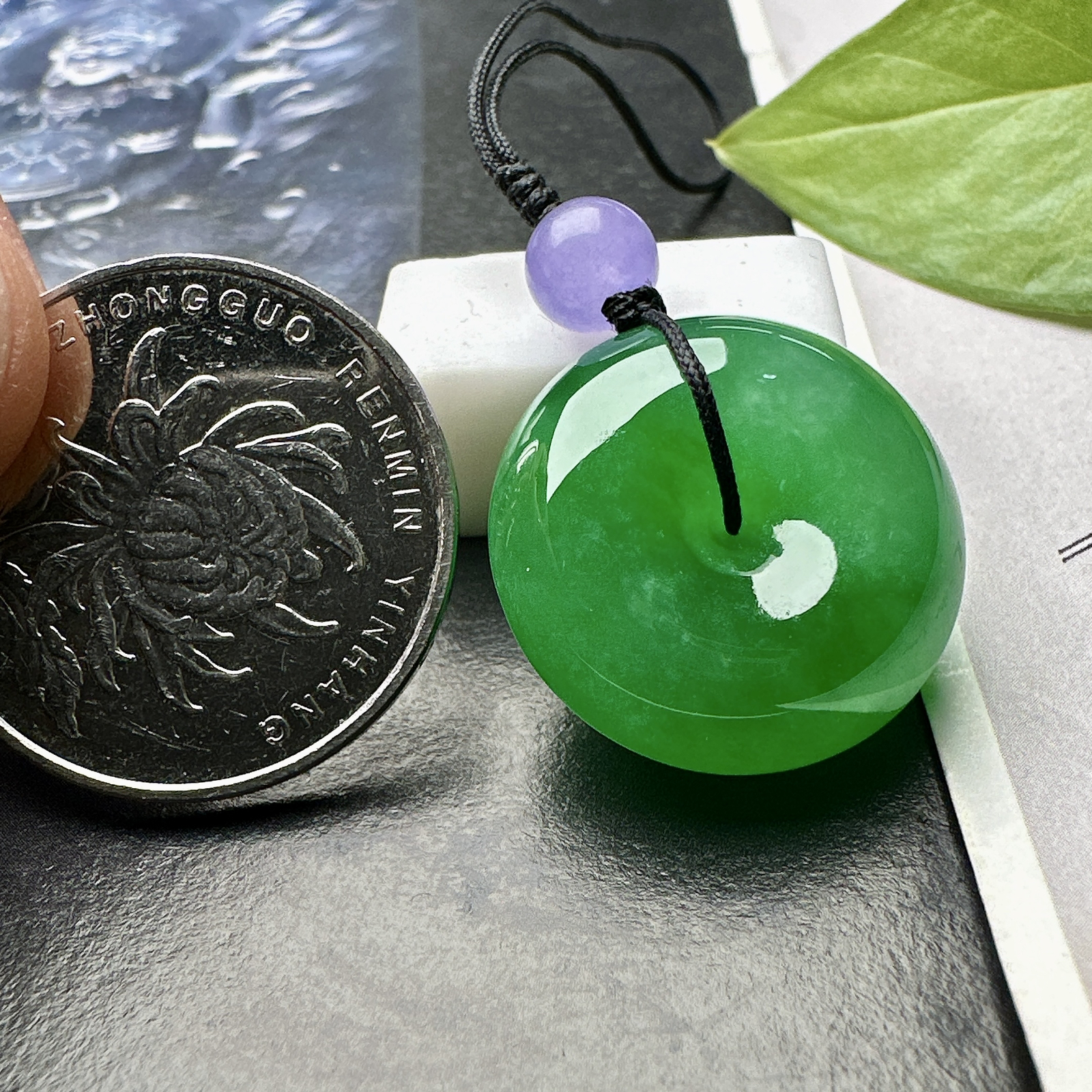 【冰种满绿平安扣】面包扣，很厚装，质地非常细腻，冰润十足，种老冰透，收藏品质。