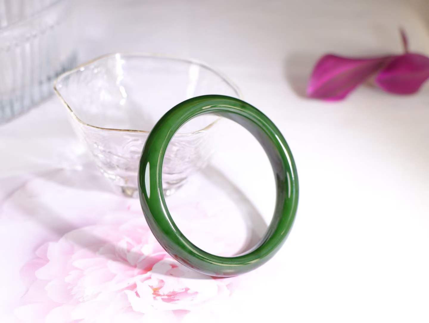 【碧色荡漾】

收藏级和田玉碧玉菠菜绿手镯，俄料七号矿 红皮老料，玉质温润细腻 油性十足，色泽