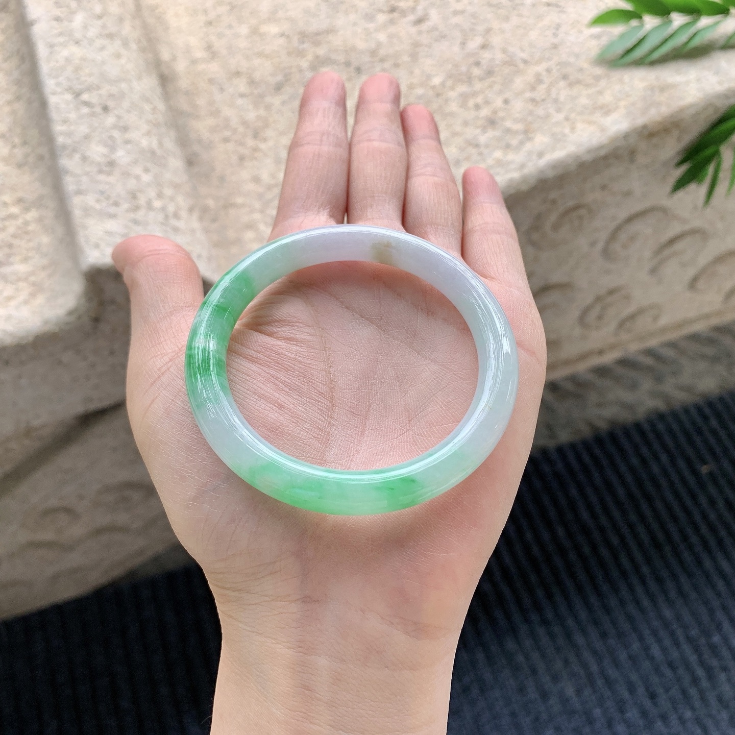 圆条51 52【圈口】52.6/8/8【编码】T6040917【描述】细糯飘阳绿，水润，种老，细腻，打灯有纹线