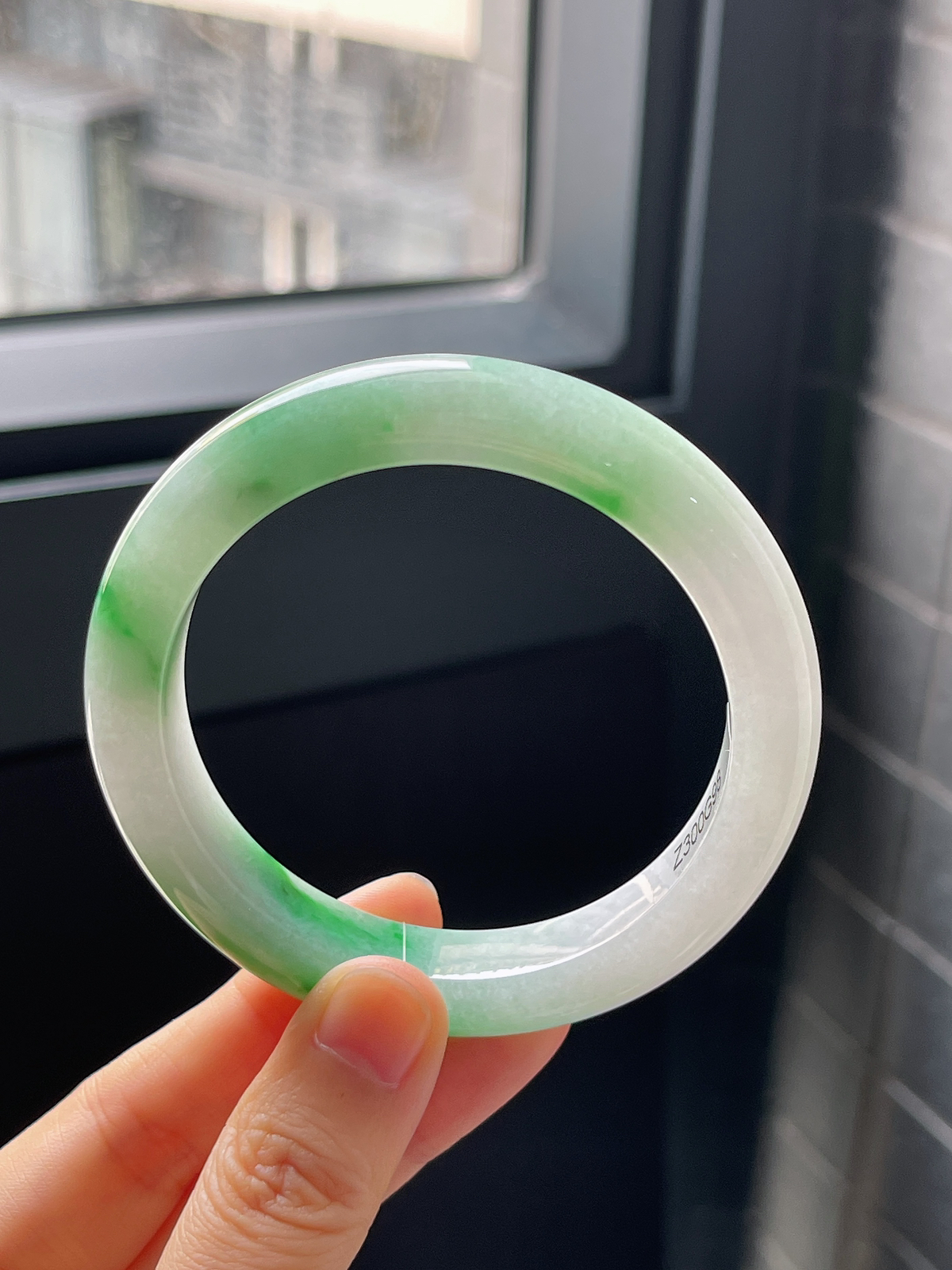 正圈56.7圈口，翡翠冰糯种细腻飘阳绿手镯