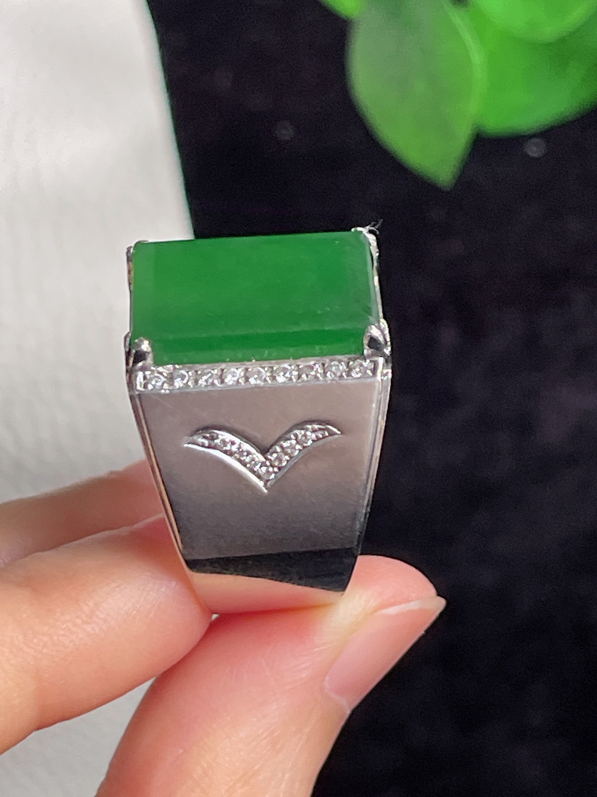 18k金翡翠冰糯种满绿男士戒指