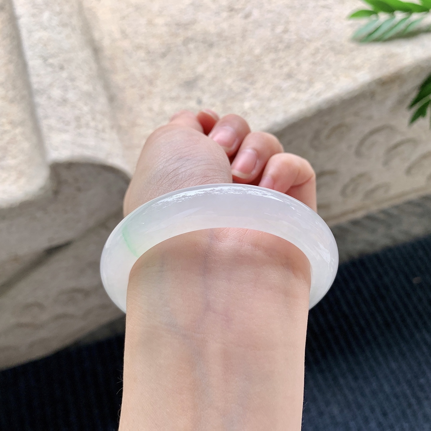 正圈53 54【圈口】54.4/11.4/8.5【编码】C5040945【描述】糯冰飘绿，水润，种老，细腻，打灯有絮线