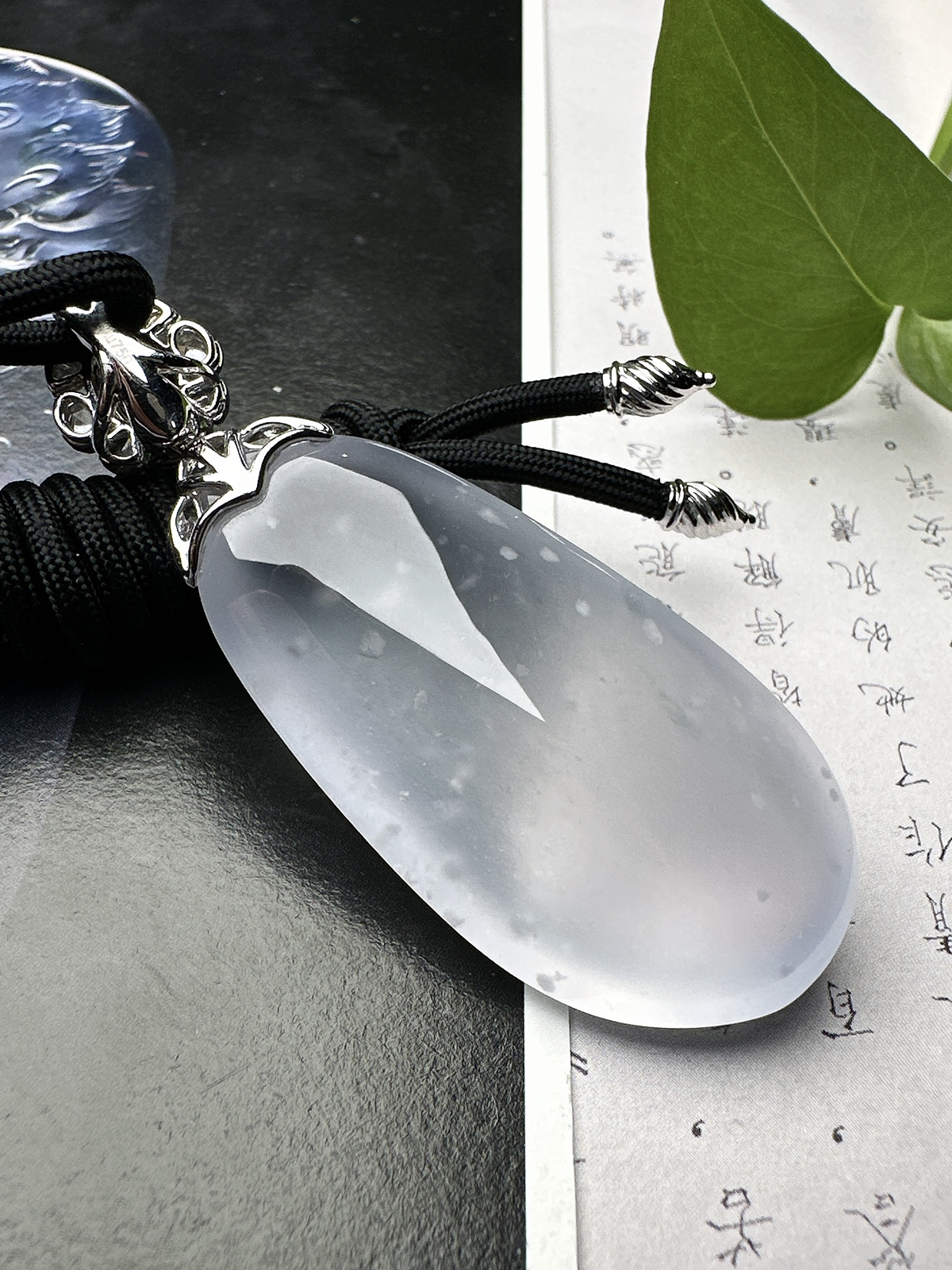 【玻璃种福瓜吊坠】雪花棉老料，种水上乘，晶莹剔透，纯净通透，莹光感很强。收藏品质，18k金钻镶嵌，裸石尺寸46*22.5*10.8毫米