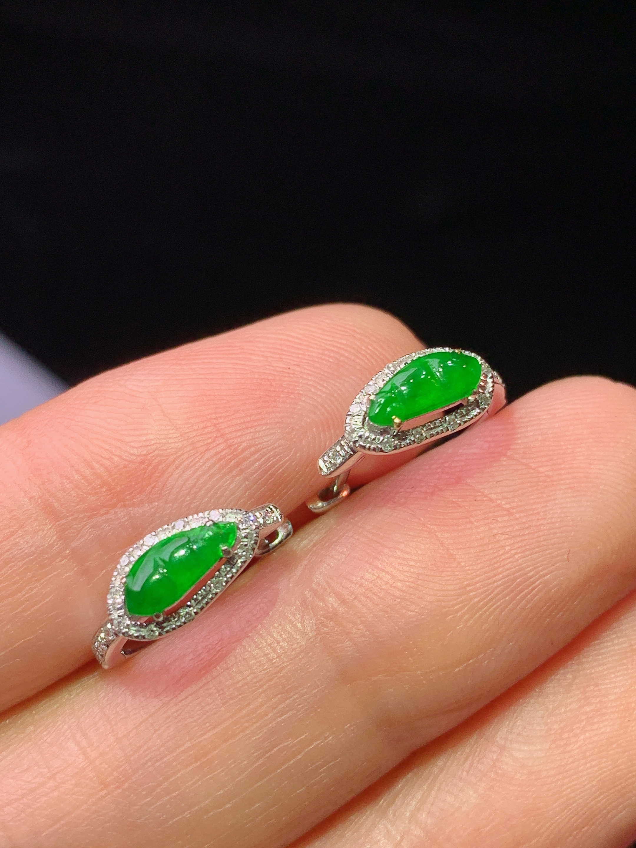 18k金钻镶嵌满绿四季豆耳钉 玉质细腻 色泽艳丽清新 水润亮眼 整体尺寸9*4.8*3c5