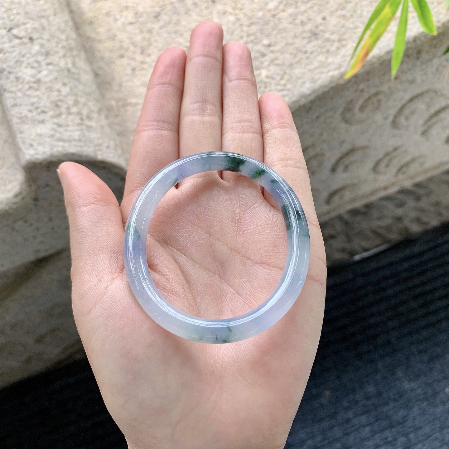 贵妃49 50 【圈口】52.5/44.5/6.7/6.5 【编码】B2041081 【描述】紫罗兰飘花，水润，种老，细腻，打灯有纹线