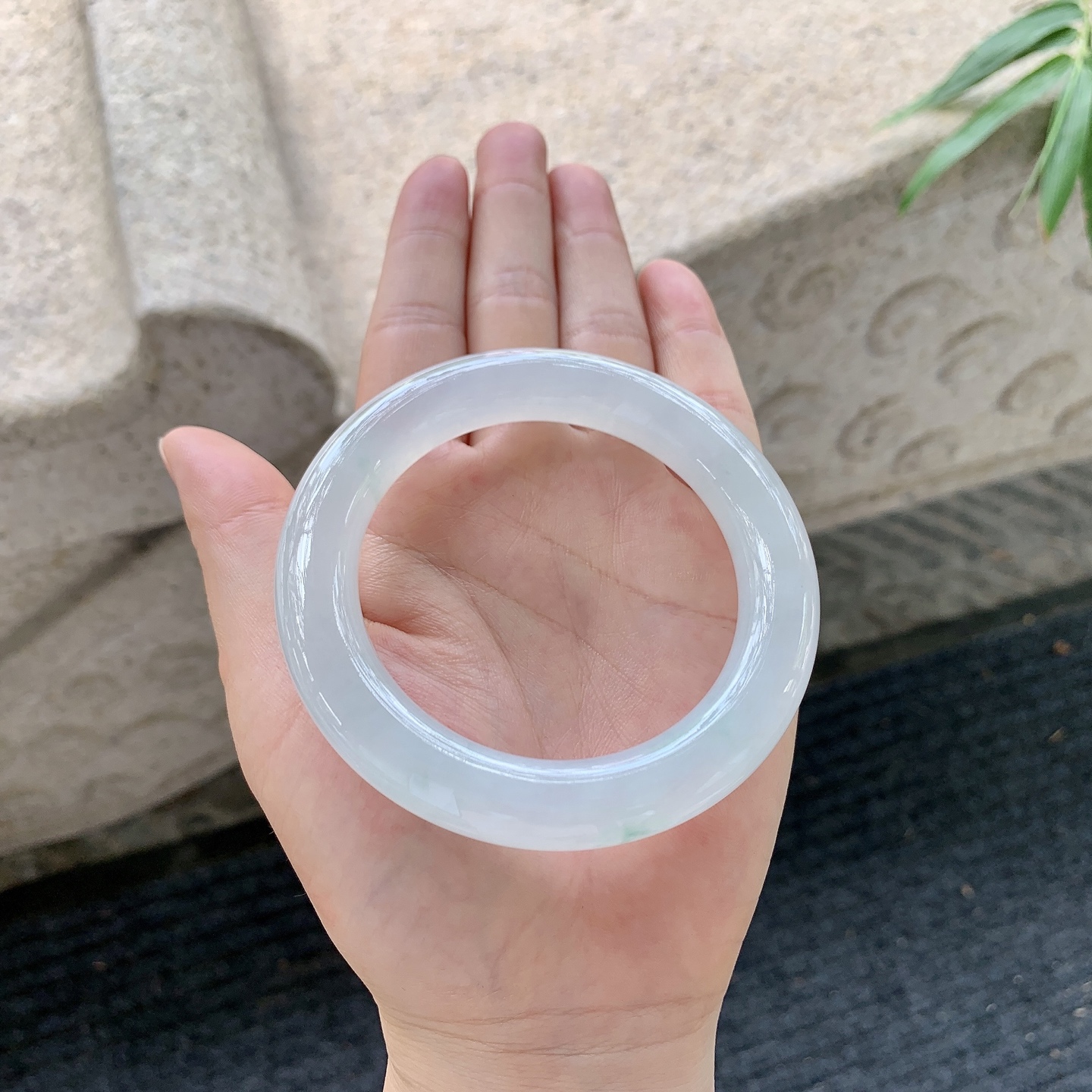 圆条54 55【圈口】55.8/11.6/11.5【编码】DW012160【描述】糯冰底色飘绿，水润