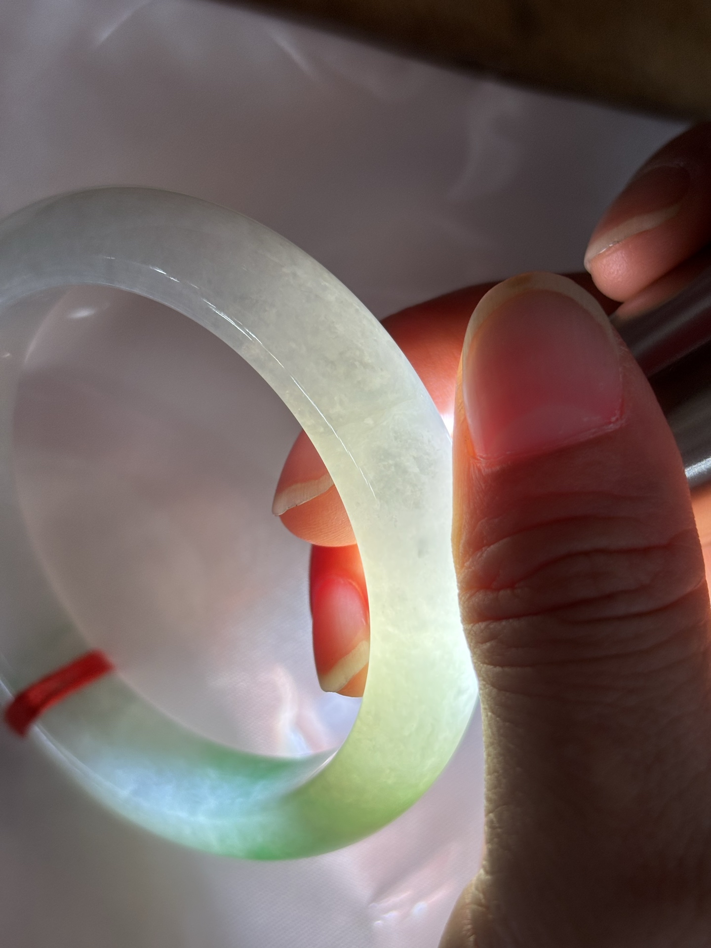 飘阳绿正圈 55-12.1-8.5 0408-N376-1 打灯细纹不影响，阳绿花色泽鲜艳，底妆白净细腻，佩戴亮眼鲜艳又贵气。