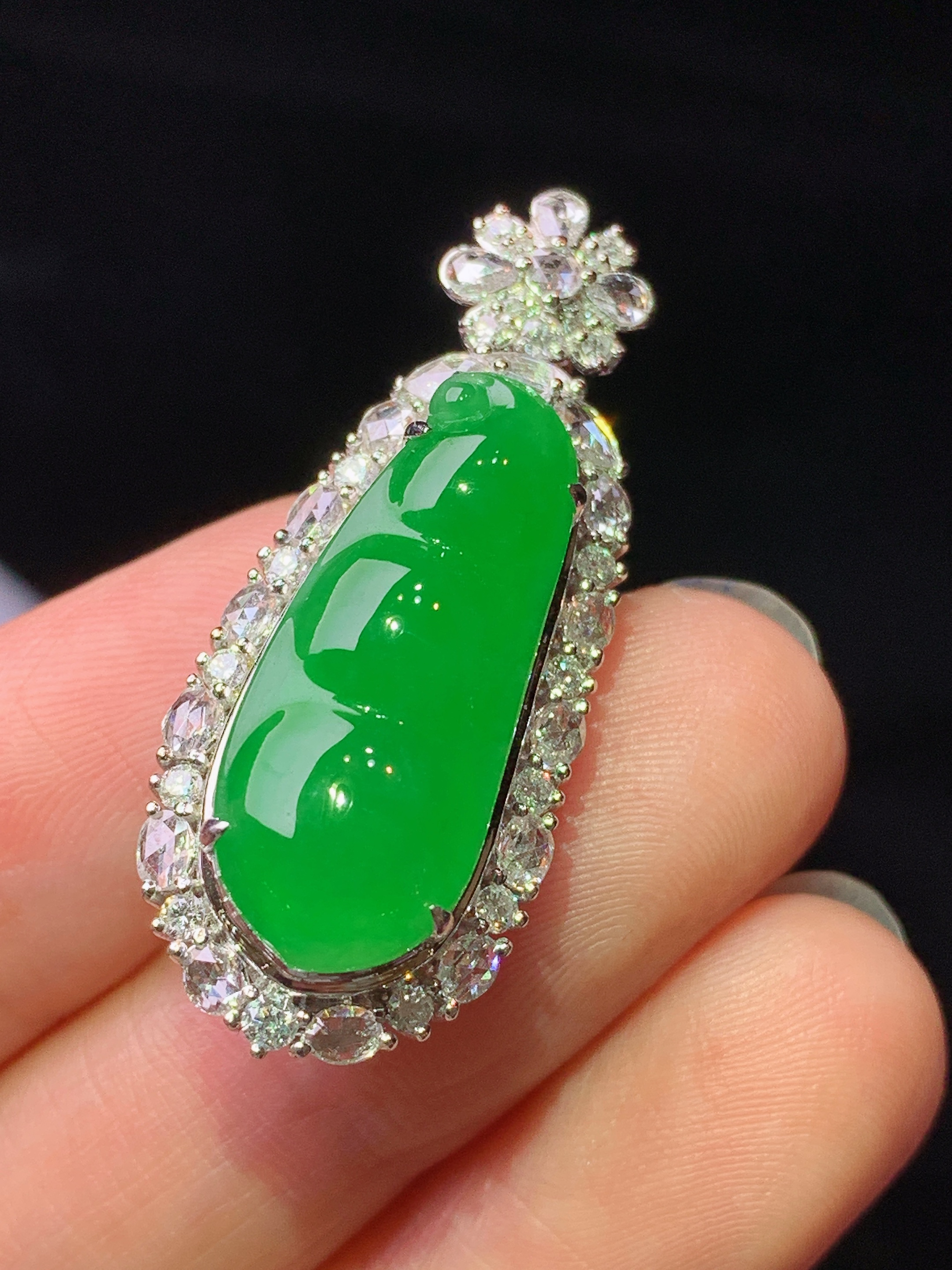 18k金钻镶嵌满绿四季豆吊坠 玉质细腻 色泽艳丽清新 水润亮眼 整体尺寸34.8*14.2*11.5h1