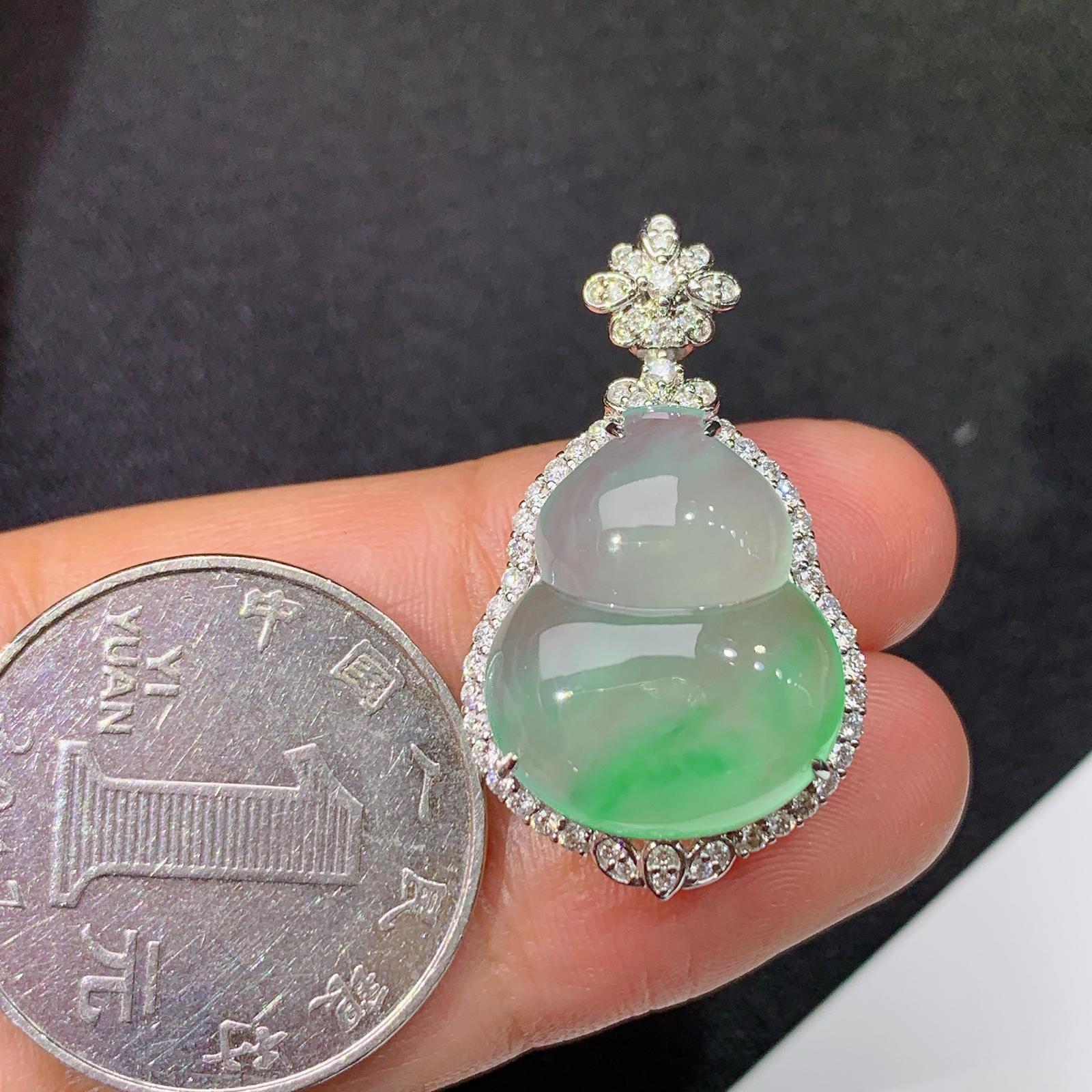 冰飘绿葫芦吊坠，18k金镶嵌，冰润饱满，玉质细腻，种水足，Jj 尺寸30.8*17.8*9.2
