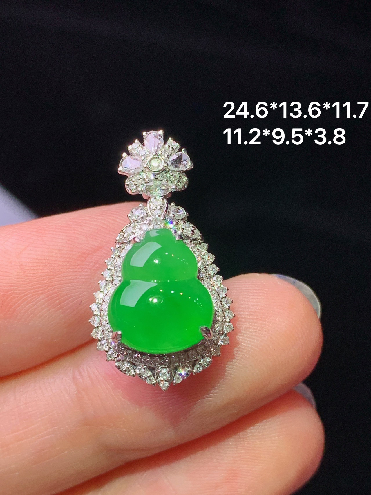 18k金钻镶嵌翠绿葫芦吊坠 玉质细腻 色泽艳丽清新 水润亮眼 整体尺寸24.6*13.6*11.7c2