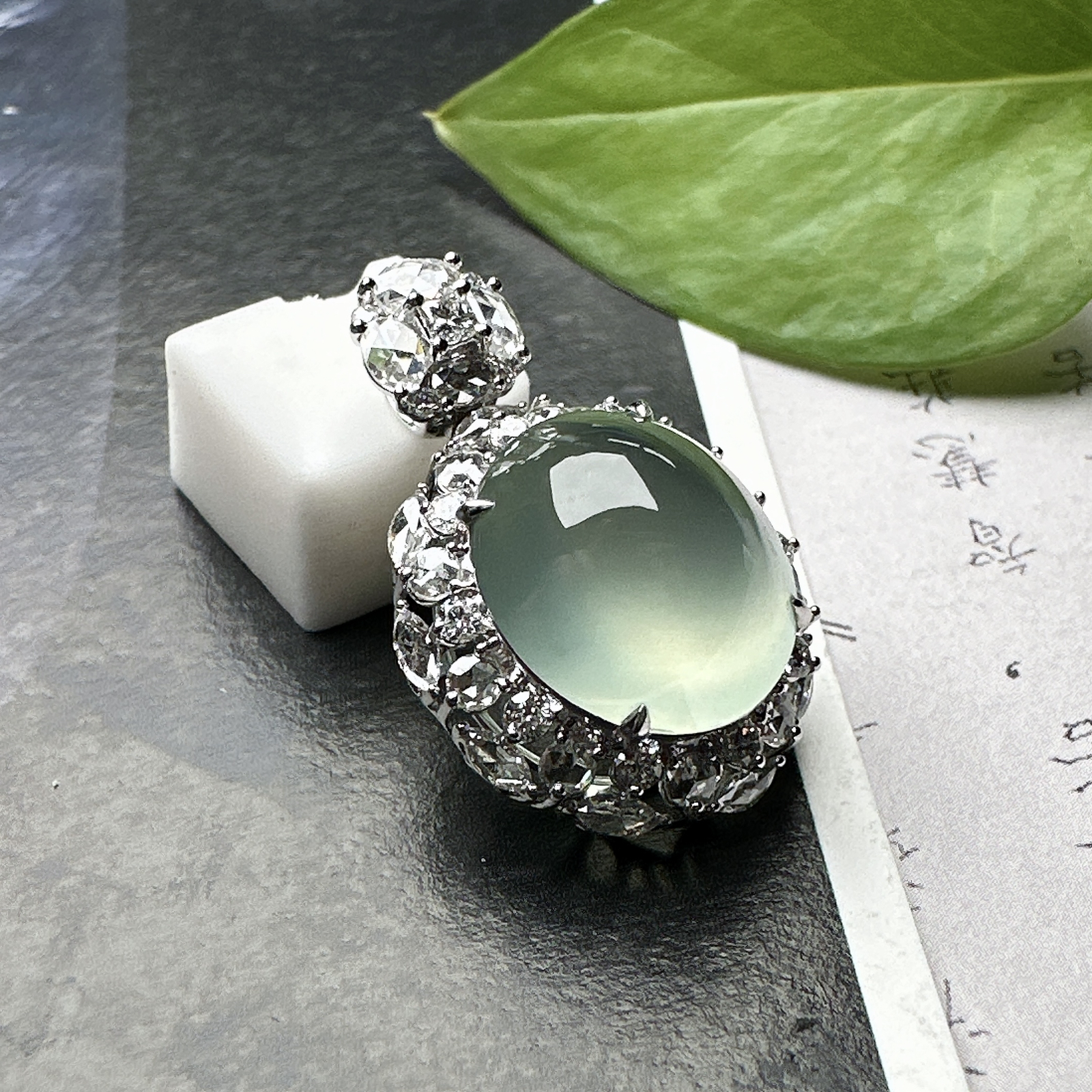 【冰种晴底蛋面】形状非常饱满，冰润通透，种老起光，胶感强烈。收藏品质，18K金钻镶嵌，裸石尺寸13*11.4*6.6毫米