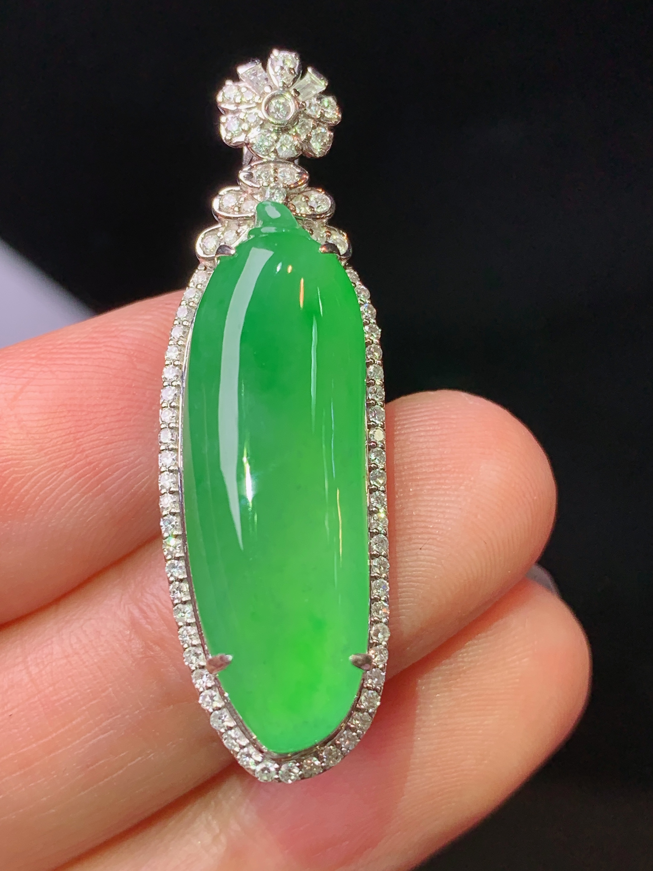 18k金钻镶嵌满绿福瓜吊坠 玉质细腻 色泽艳丽清新 水润亮眼 整体尺寸38.8*12*9L2