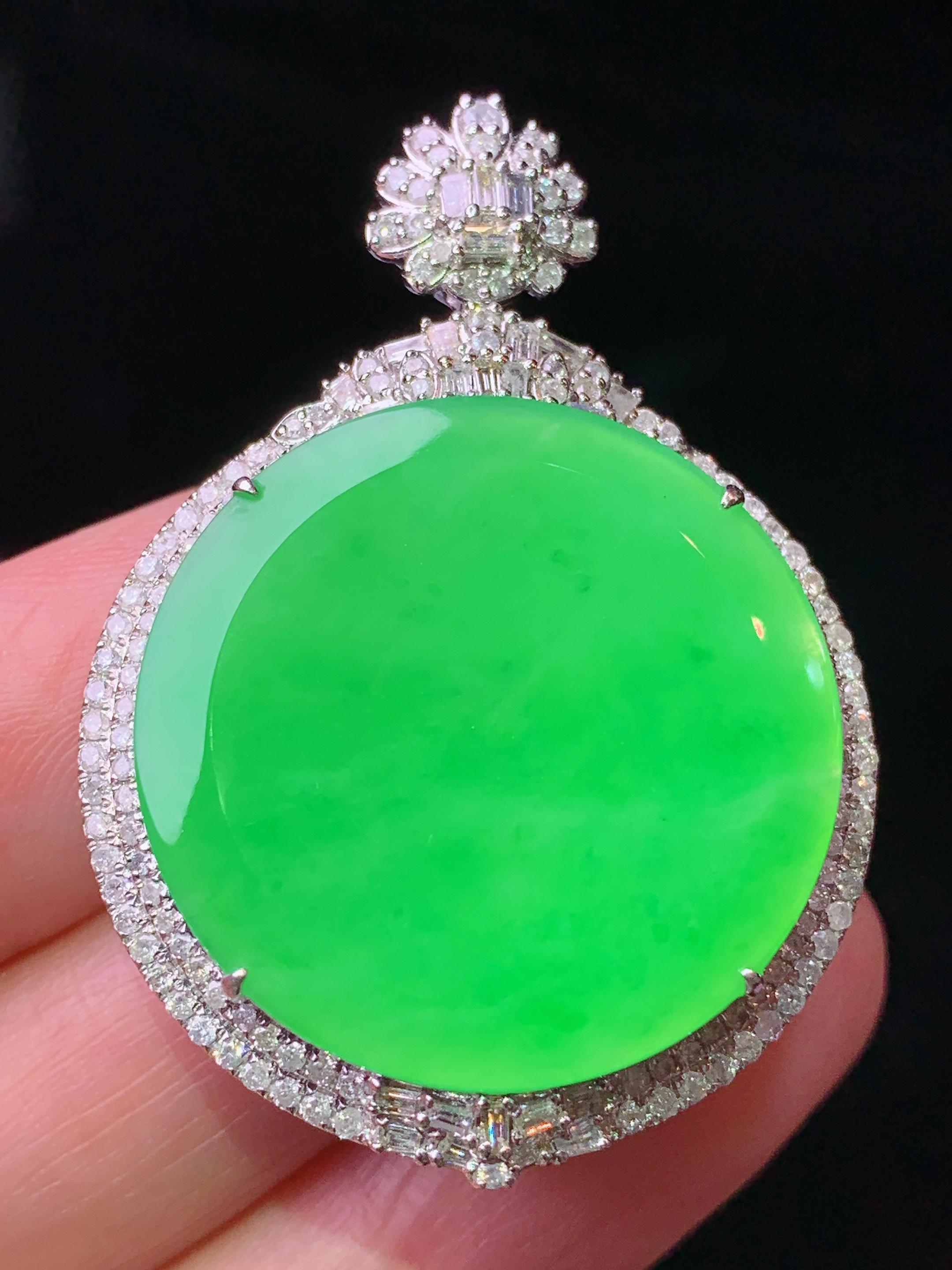 18k金钻镶嵌翠绿圆牌吊坠 玉质细腻 色泽艳丽清新 水润亮眼 整体尺寸42*30*9.5c1