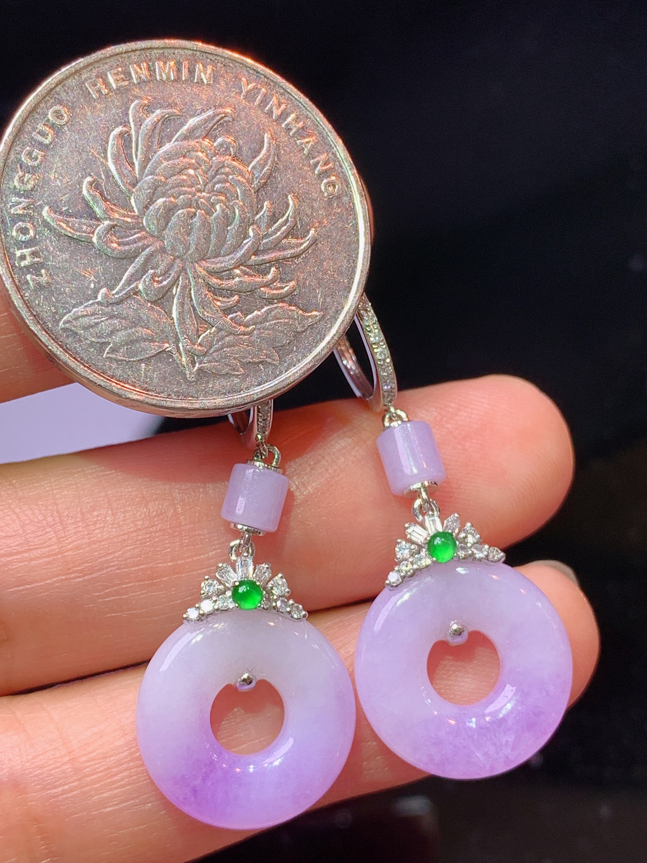 18k金钻镶嵌紫罗兰平安环耳坠 玉质细腻 色泽艳丽清新 水润亮眼 整体尺寸36*14.5*3.8c5