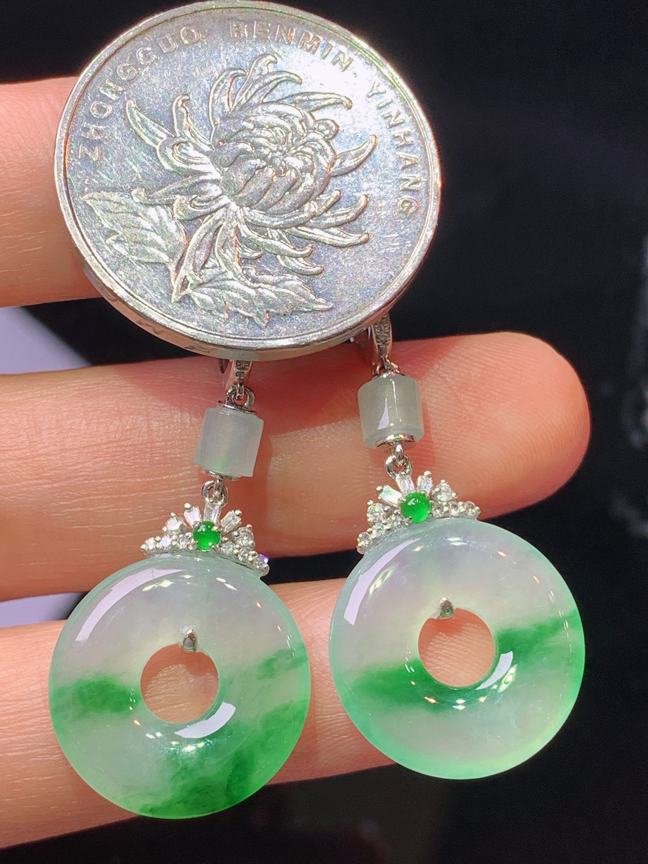 18k金钻镶嵌飘绿平安环吊坠 玉质细腻 色泽艳丽清新 水润亮眼 整体尺寸37.8*16.5*3.5c5